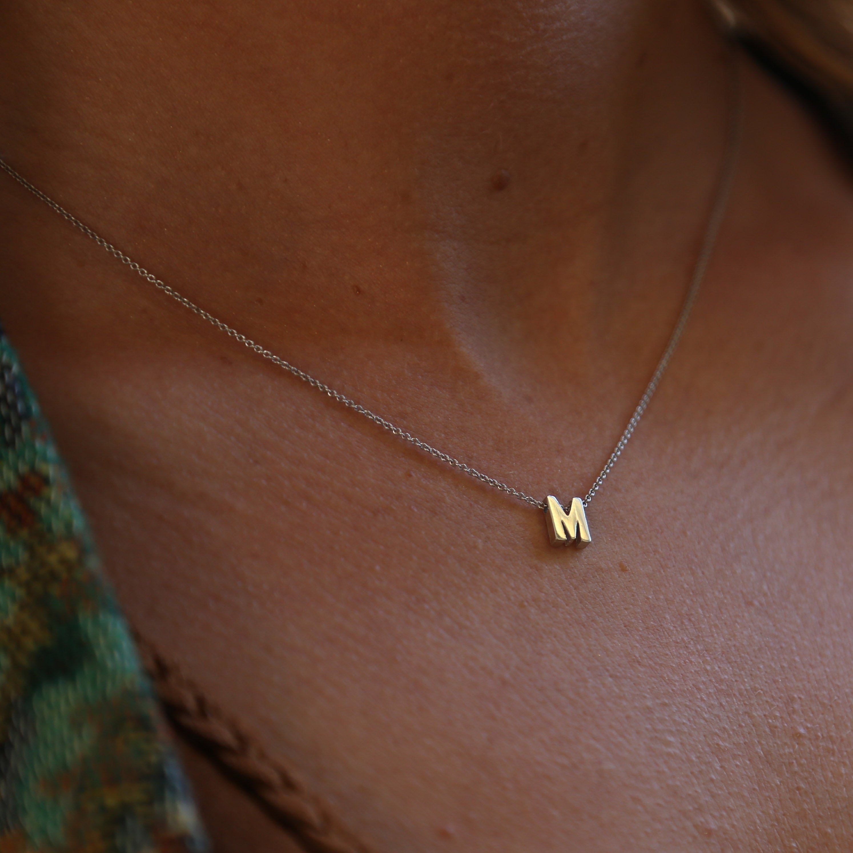 Colar letra inicial em prata