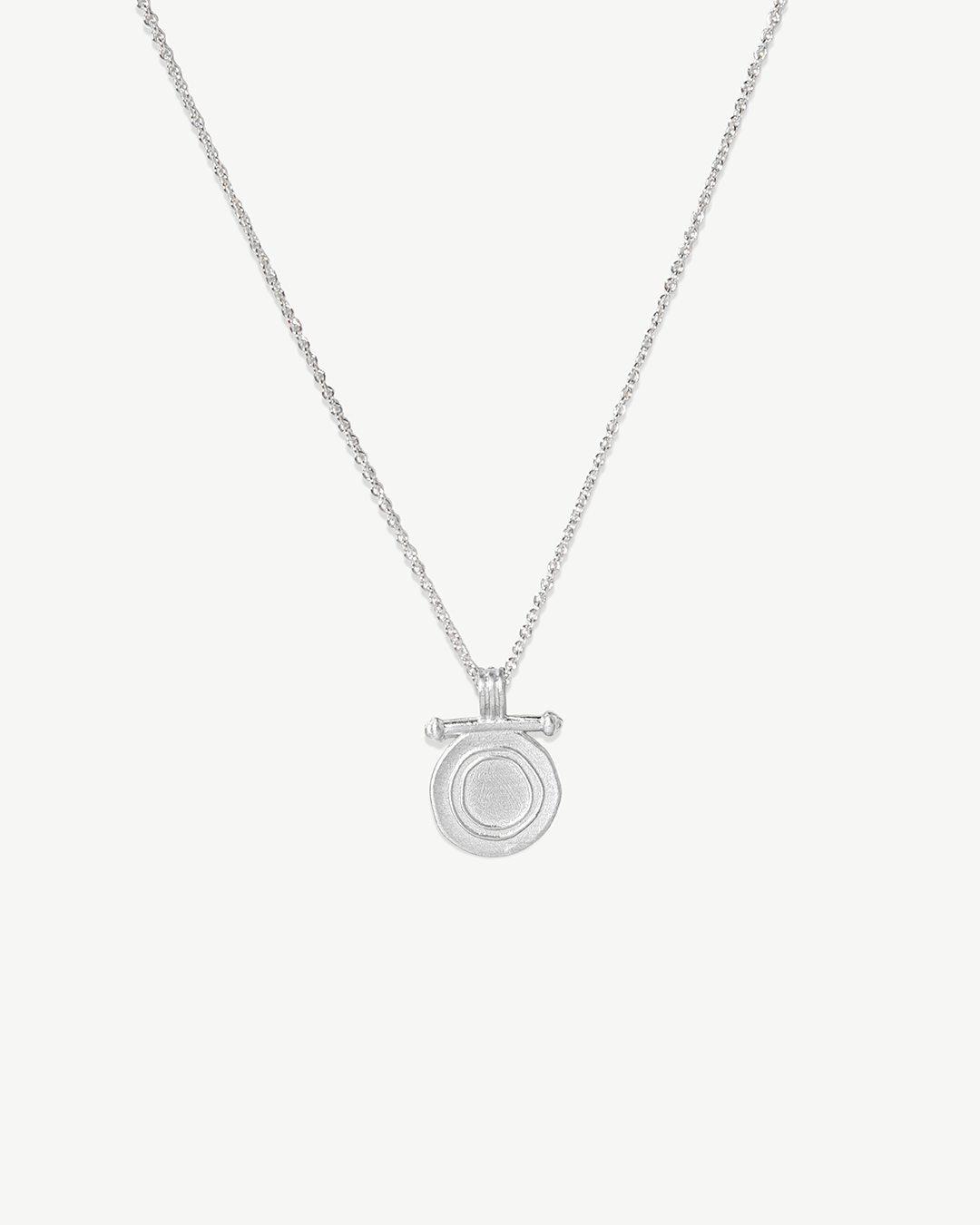 Colar com medalha em prata 925 com banho de ródio.