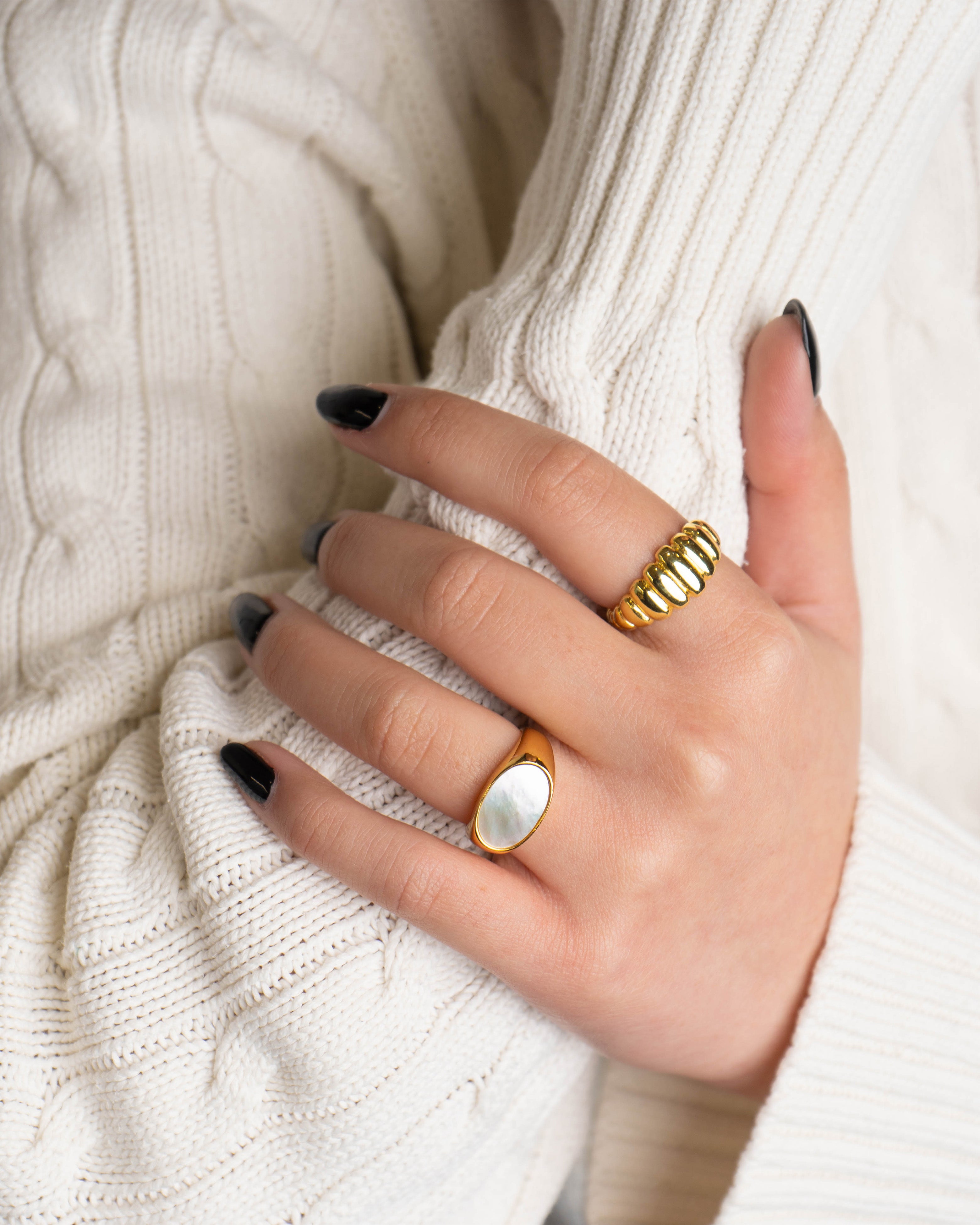 Anel de prata 925 com banho de ouro 18K com mdrepérola oval em modelo.