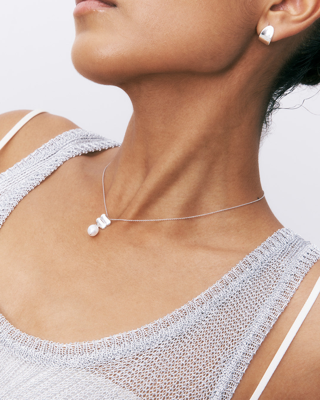 Brincos de prata 925 com zircónia cúbica branca em modelo.