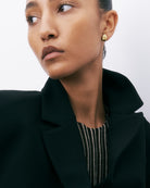 Brincos de prata 925 com banho de ouro 18k e zircónia cúbica em modelo.