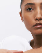 Brincos de prata 925 com zircónia azul em modelo.