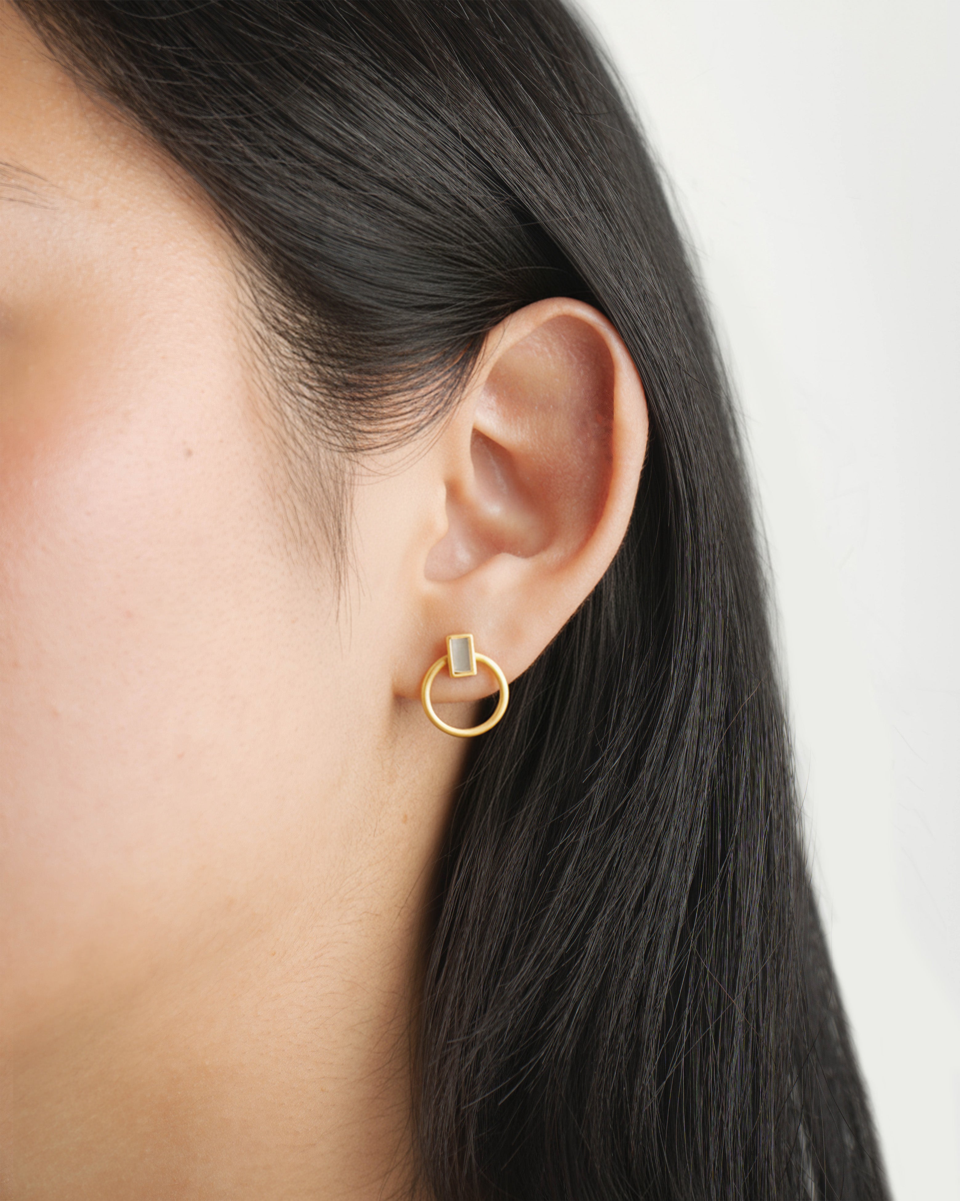 Brincos de prata 925 com banho de ouro 18K com detalhe de madrepérola em modelo.