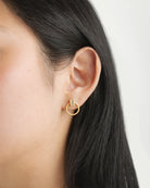 Brincos de prata 925 com banho de ouro 18K com detalhe de madrepérola em modelo.