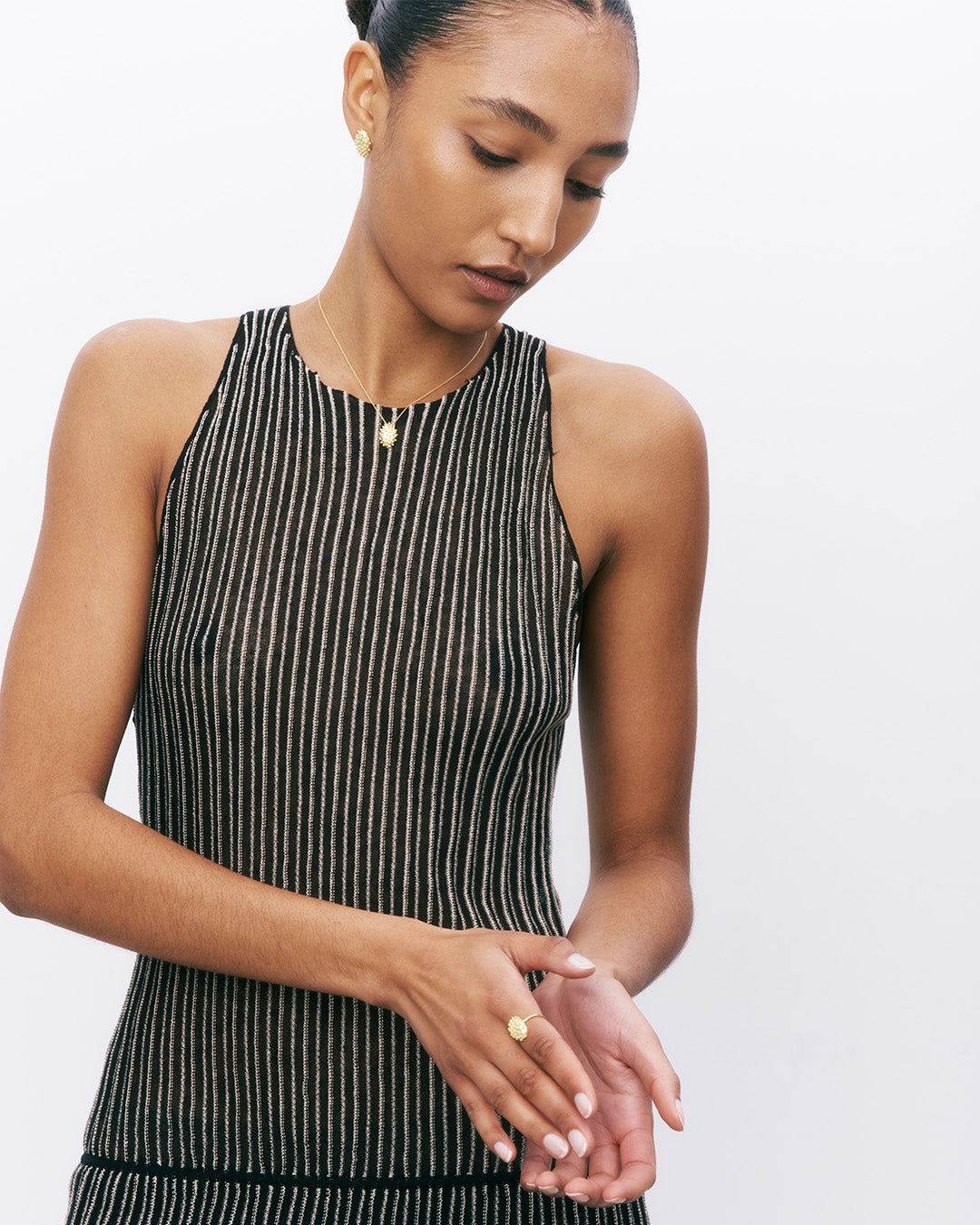 Anel oval com relevos de prata 925 com banho de ouro 18K em modelo.