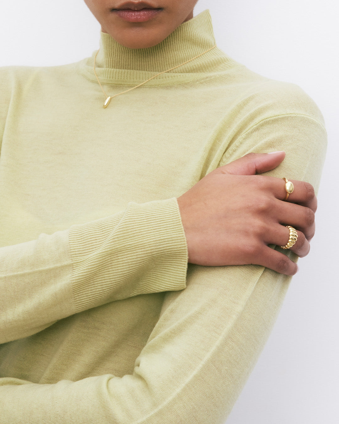 Anel de prata 925 com banho de ouro 18K em modelo.