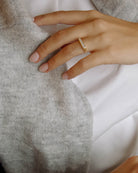 Anel ajustável em prata 925 com banho de ouro 18K e madrepérola em modelo.