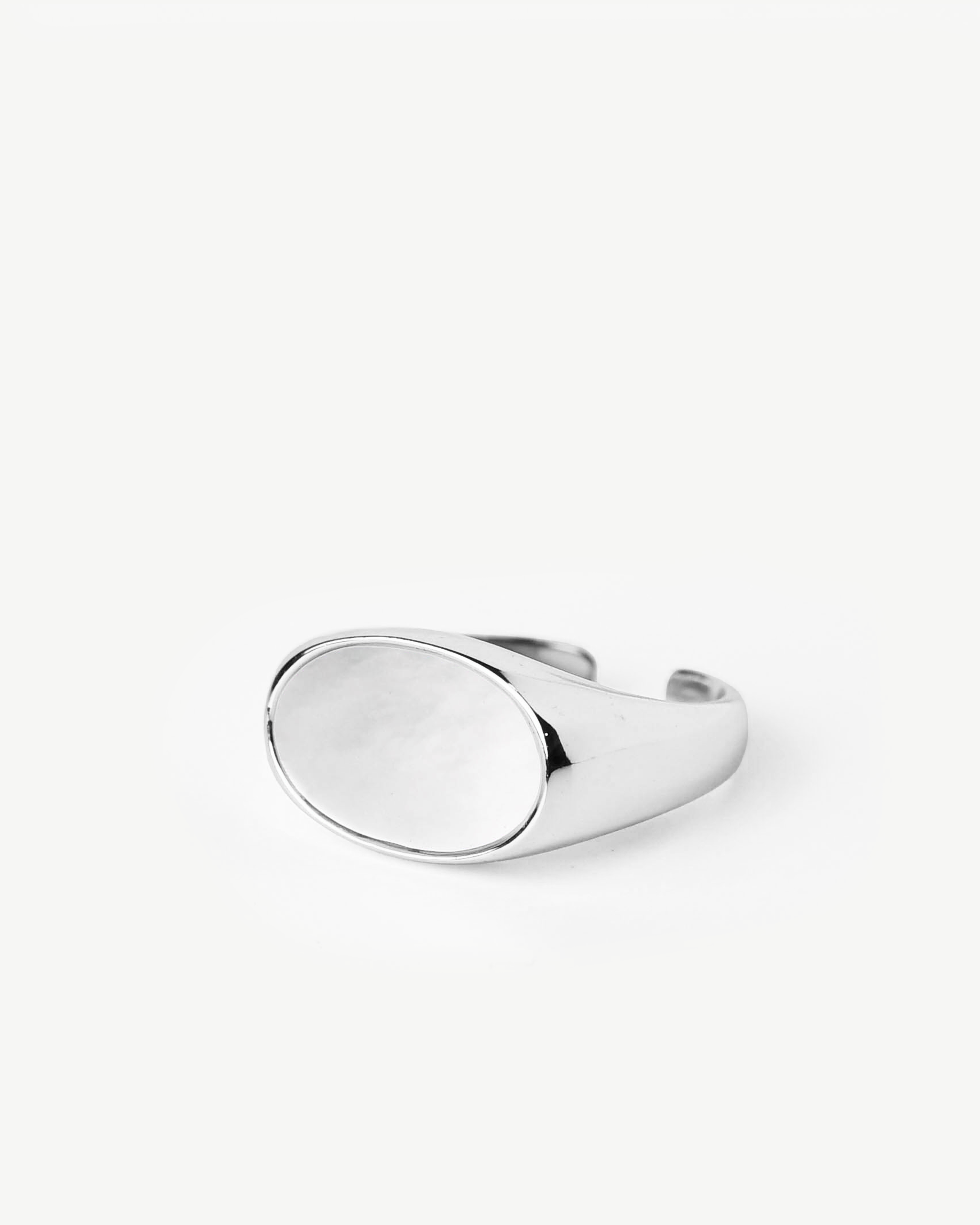 Anel de prata 925 com banho de ródio com madrepérola oval