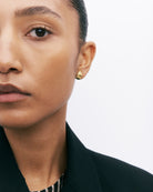 Brincos de prata 925 com banho de ouro 18k e zircónia cúbica em modelo.