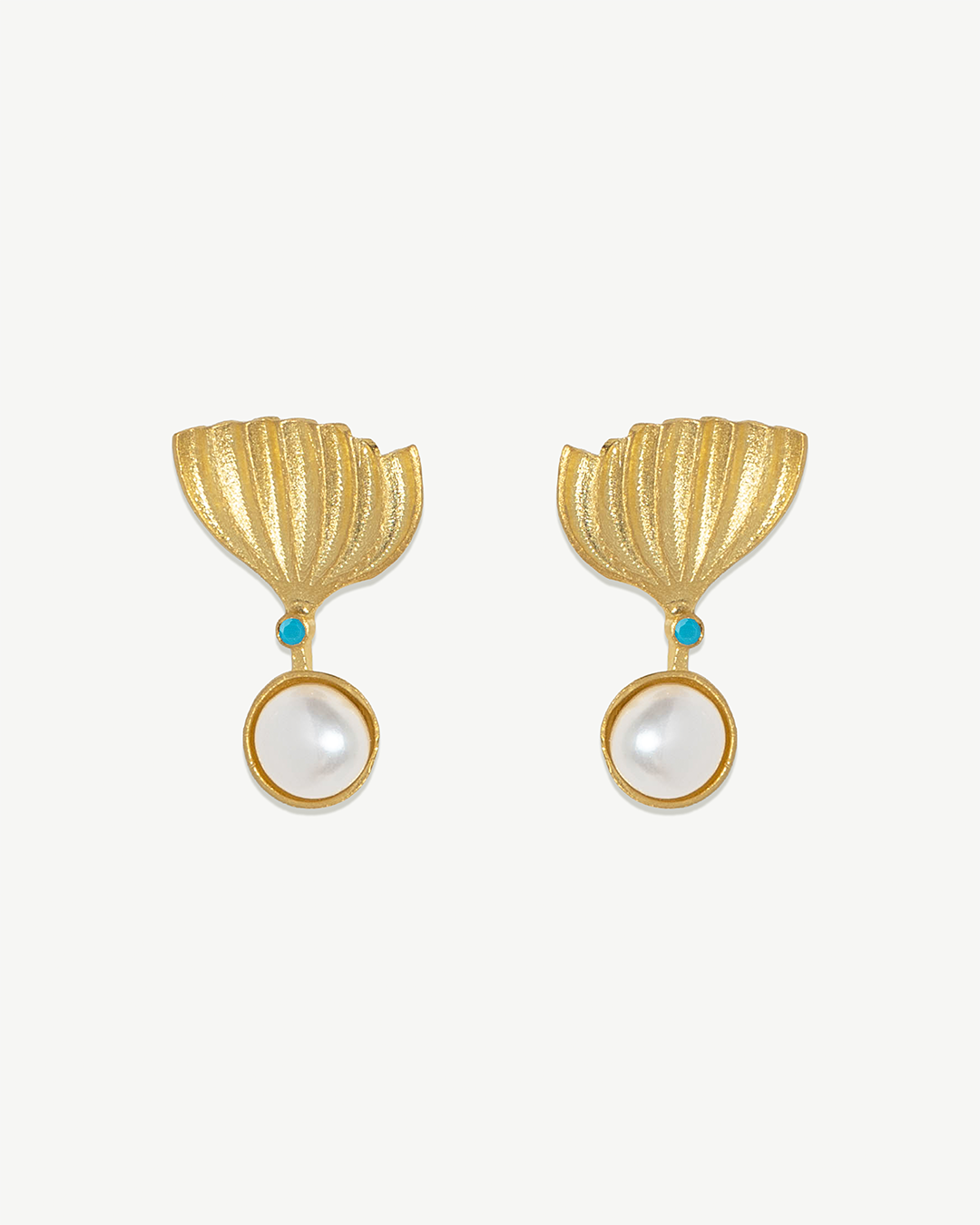 Brincos statement em prata 925 com banho de ouro 18K, zrcónias cúbicas e pérola.