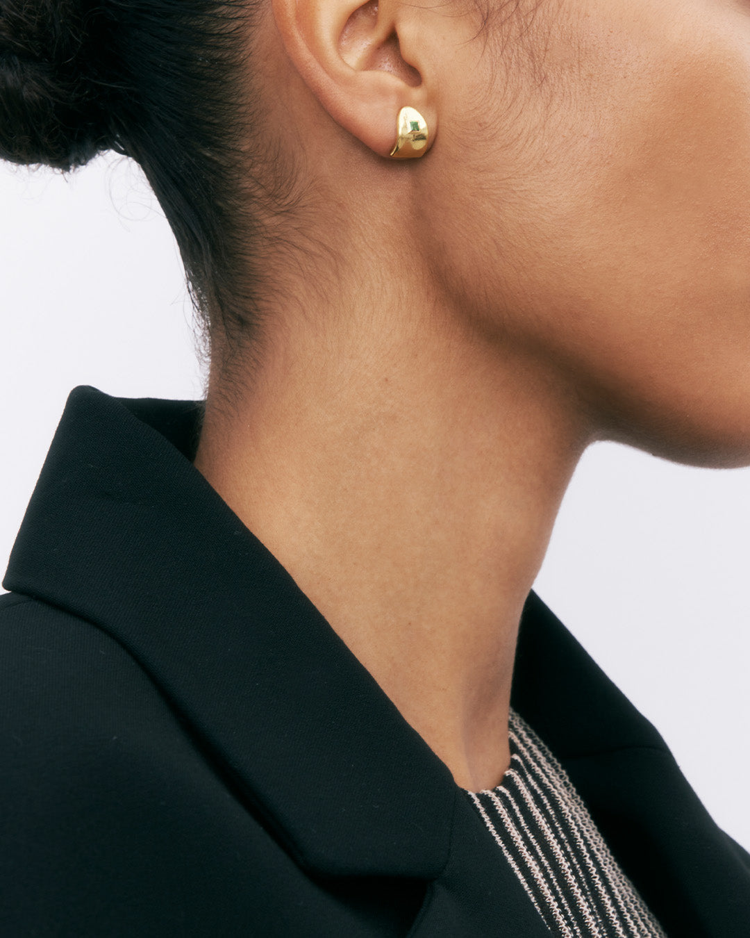 Brincos de prata 925 com banho de ouro 18k e zircónia cúbica verde em modelo.