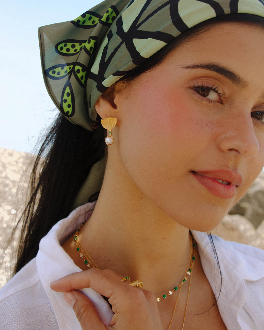 Brincos statement em prata 925 com banho de ouro 18K, zrcónias cúbicas e pérola em modelo.