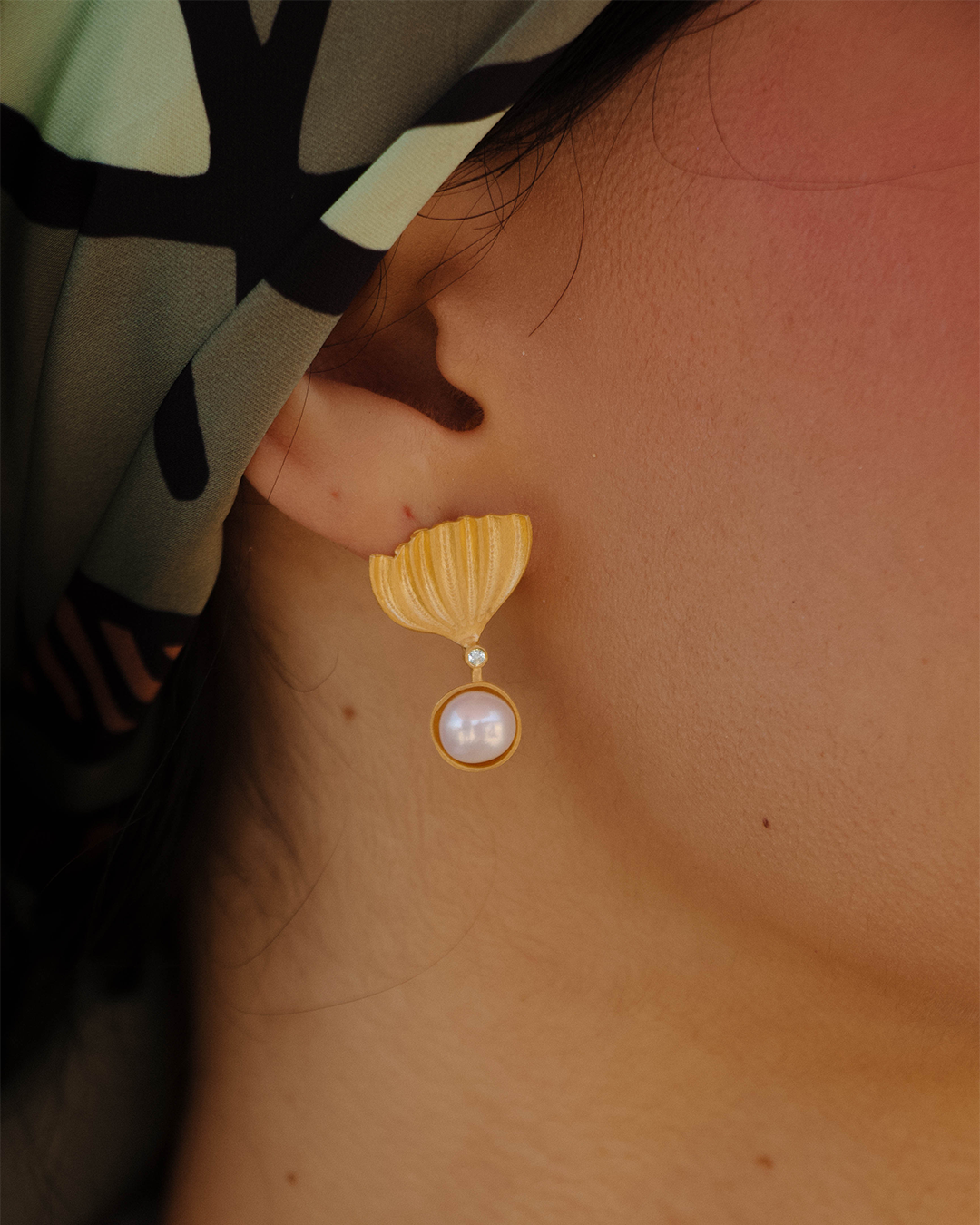 Brincos statement em prata 925 com banho de ouro 18K, zrcónias cúbicas e pérola em modelo.