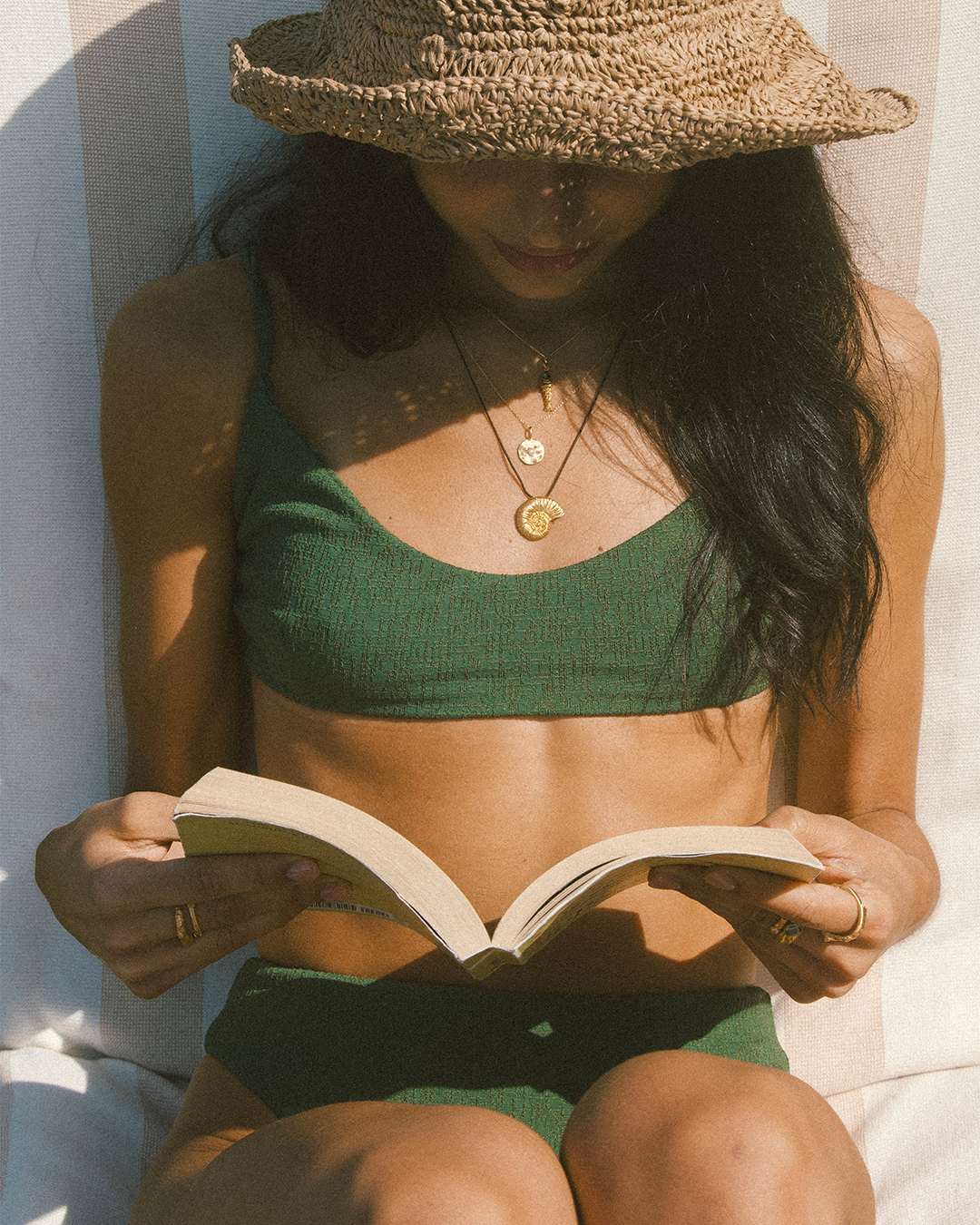 Colar com concha em prata 925 com banho de ouro 18K em modelo