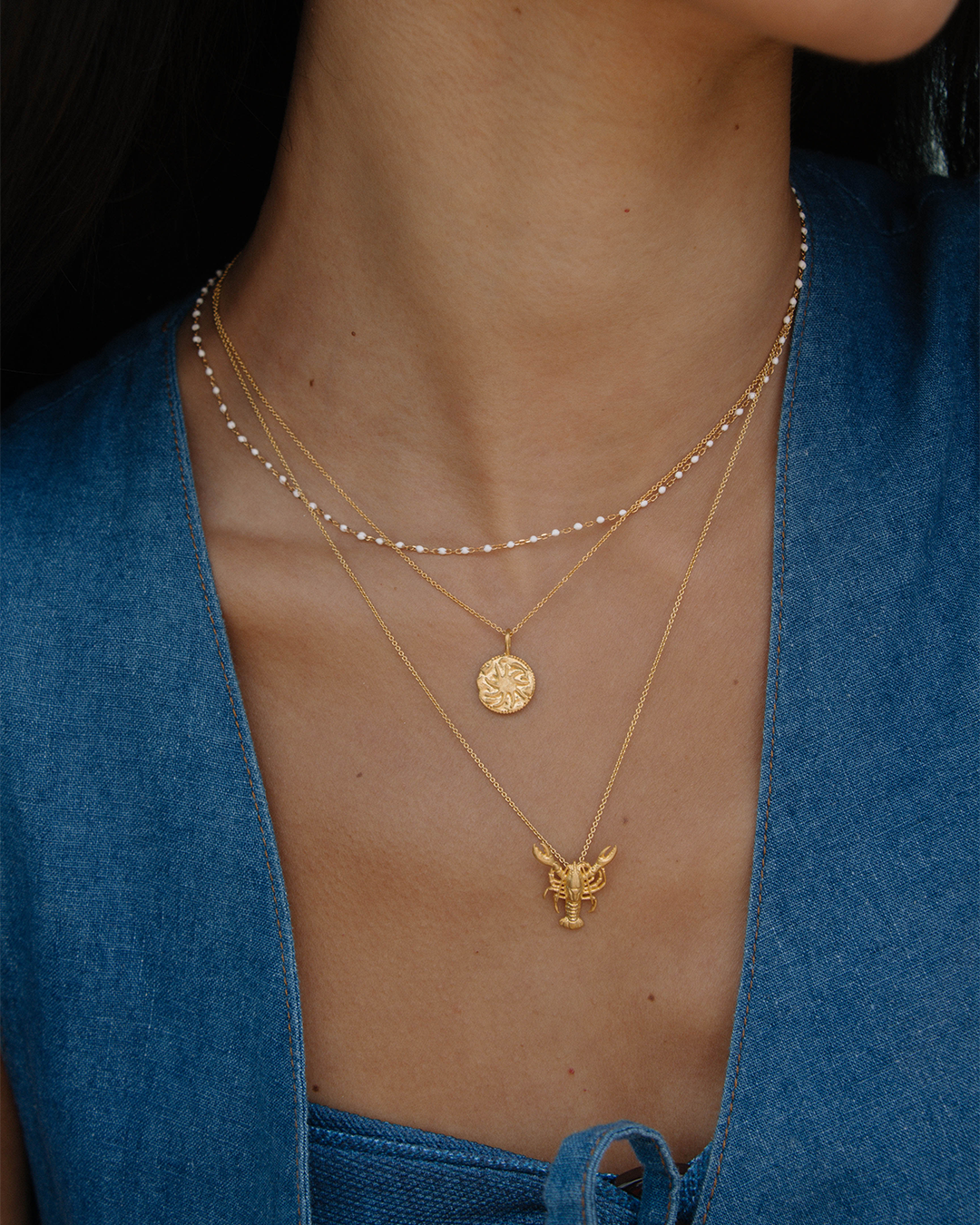 Colar com pingente de lagosta em prata 925 com banho de ouro 18K em modelo.