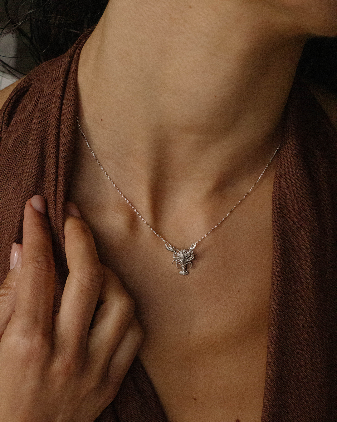 Colar com pingente de lagosta em prata 925 com banho de ródio em modelo.