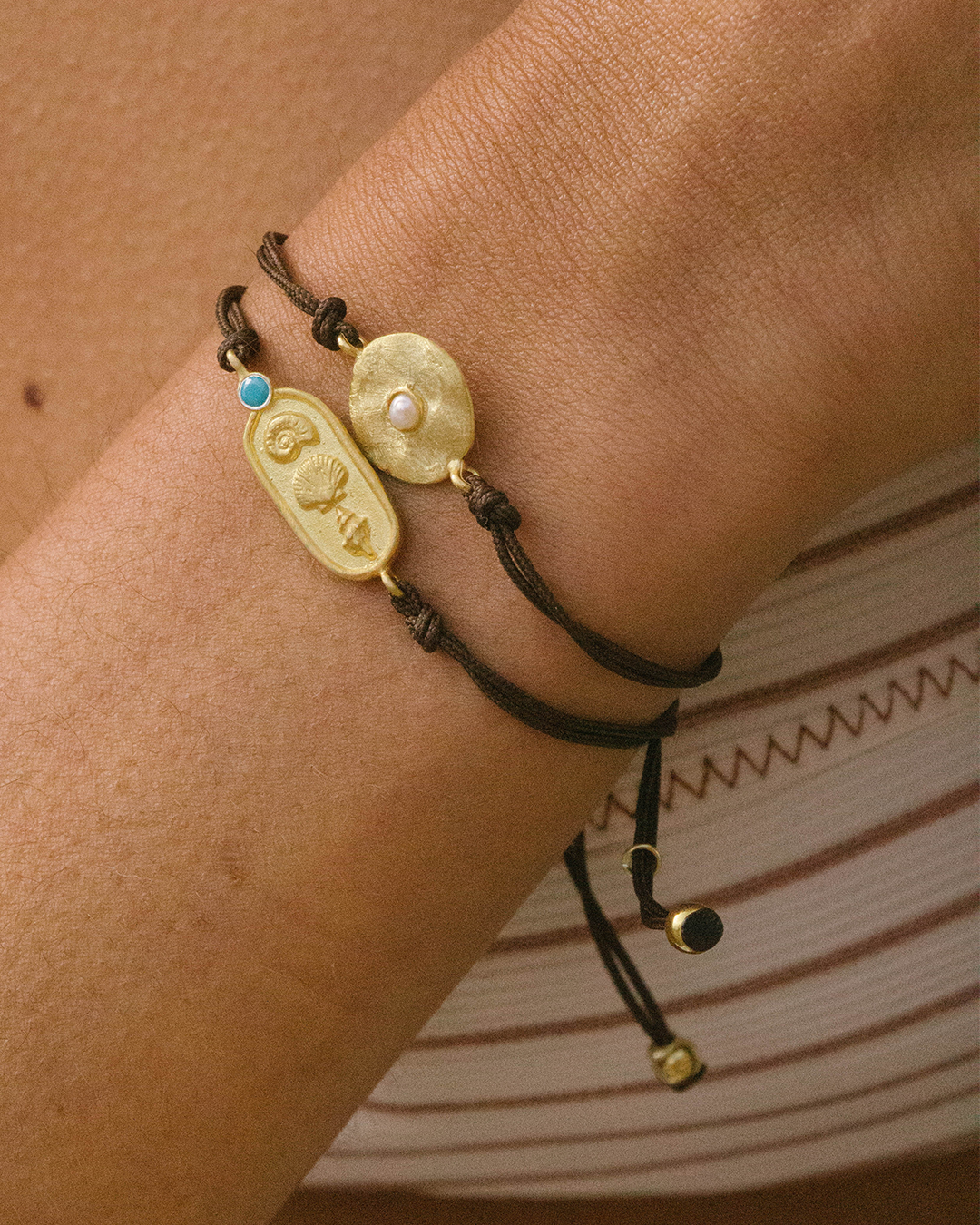 Pulseira regulável com detalhe de prata 925 com banho de ouro 18K e zircónia cúbica em modelo.