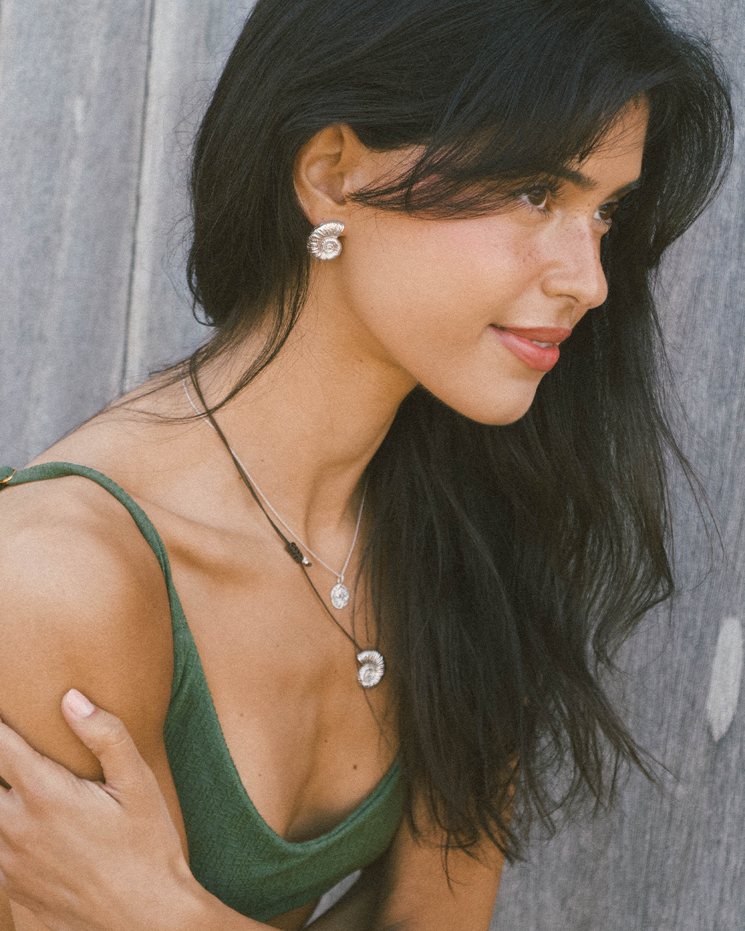 Colar com concha em prata 925 com banho de ródio em modelo