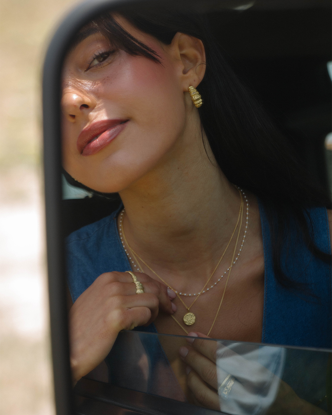 Argolas texturizadas em prata 925 com banho de ouro 18K e zircónias cúbicas em modelo.