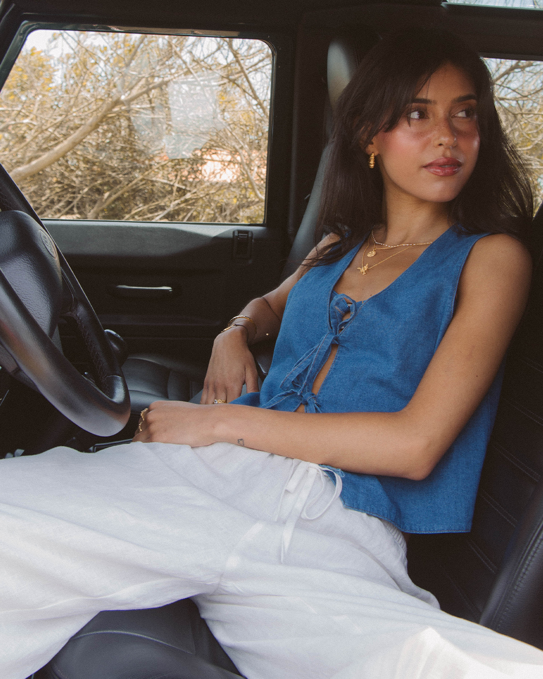 Argolas texturizadas em prata 925 com banho de ouro 18K e zircónias cúbicas em modelo.