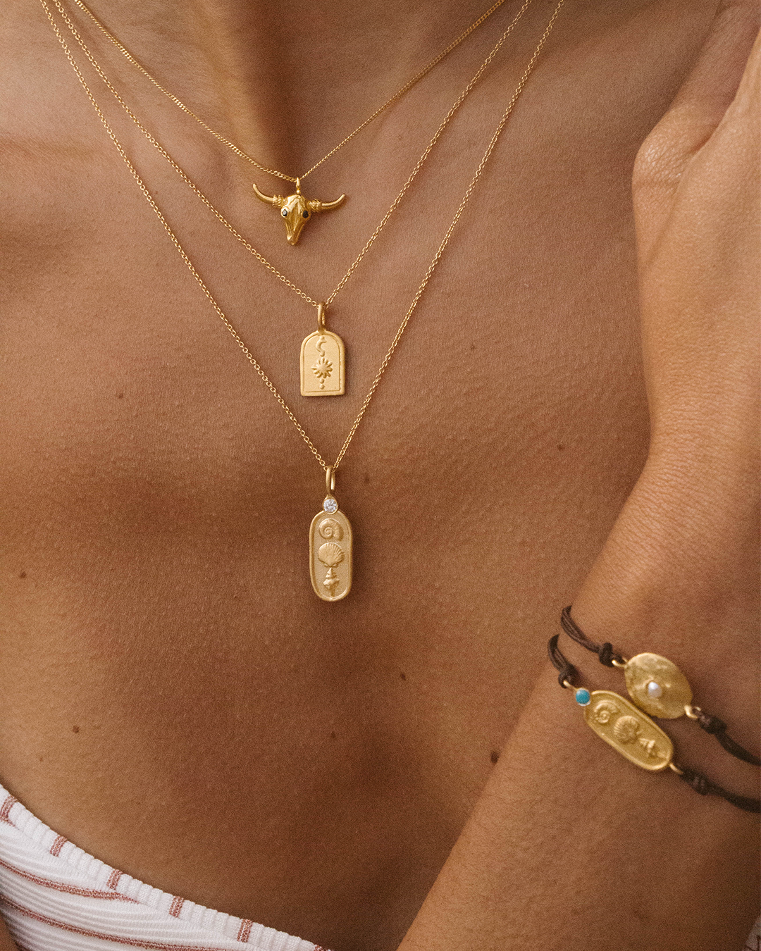 Pulseira regulável com detalhe de prata 925 com banho de ouro 18K e zircónia cúbica em modelo.