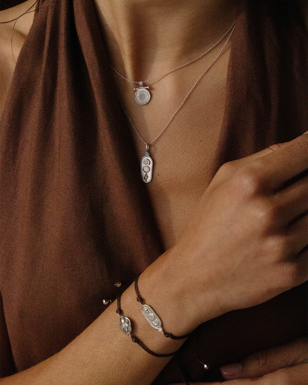 Colar com pingente em prata 925 com banho de ródio e zircónia cúbica.