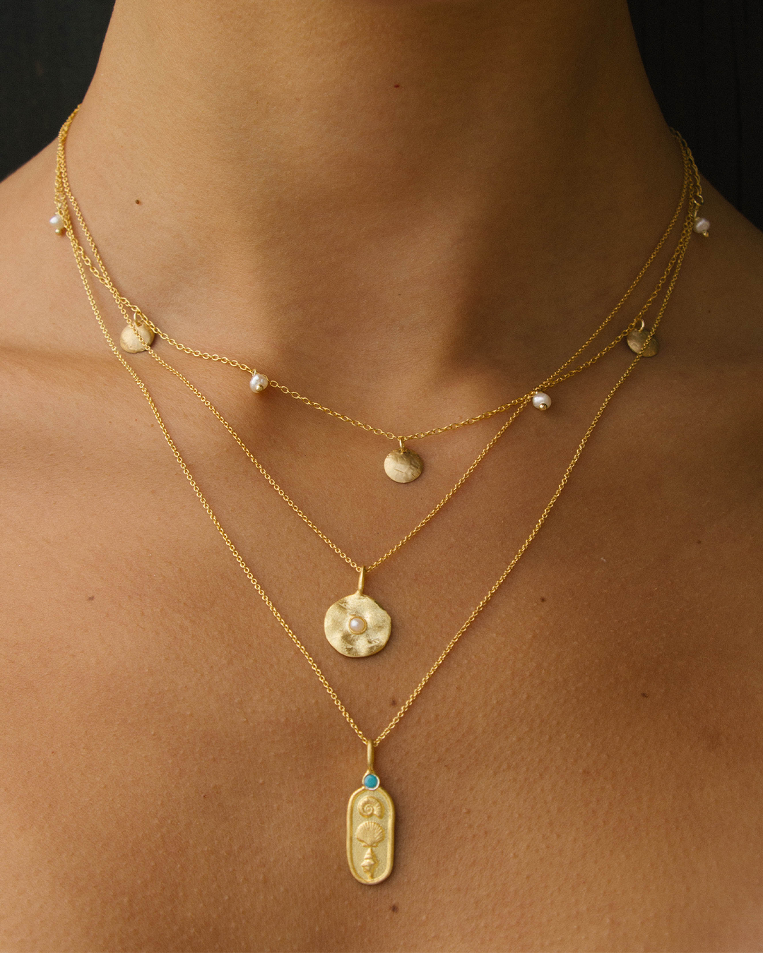 Colar com pingente em prata 925 com banho de ouro 18k e zircónia cúbica em modelo.