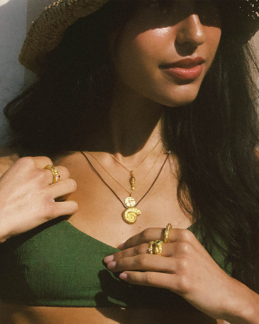 Colar com peixe em prata 925 com banho de ouro 18K e zircónias cúbicas em modelo.