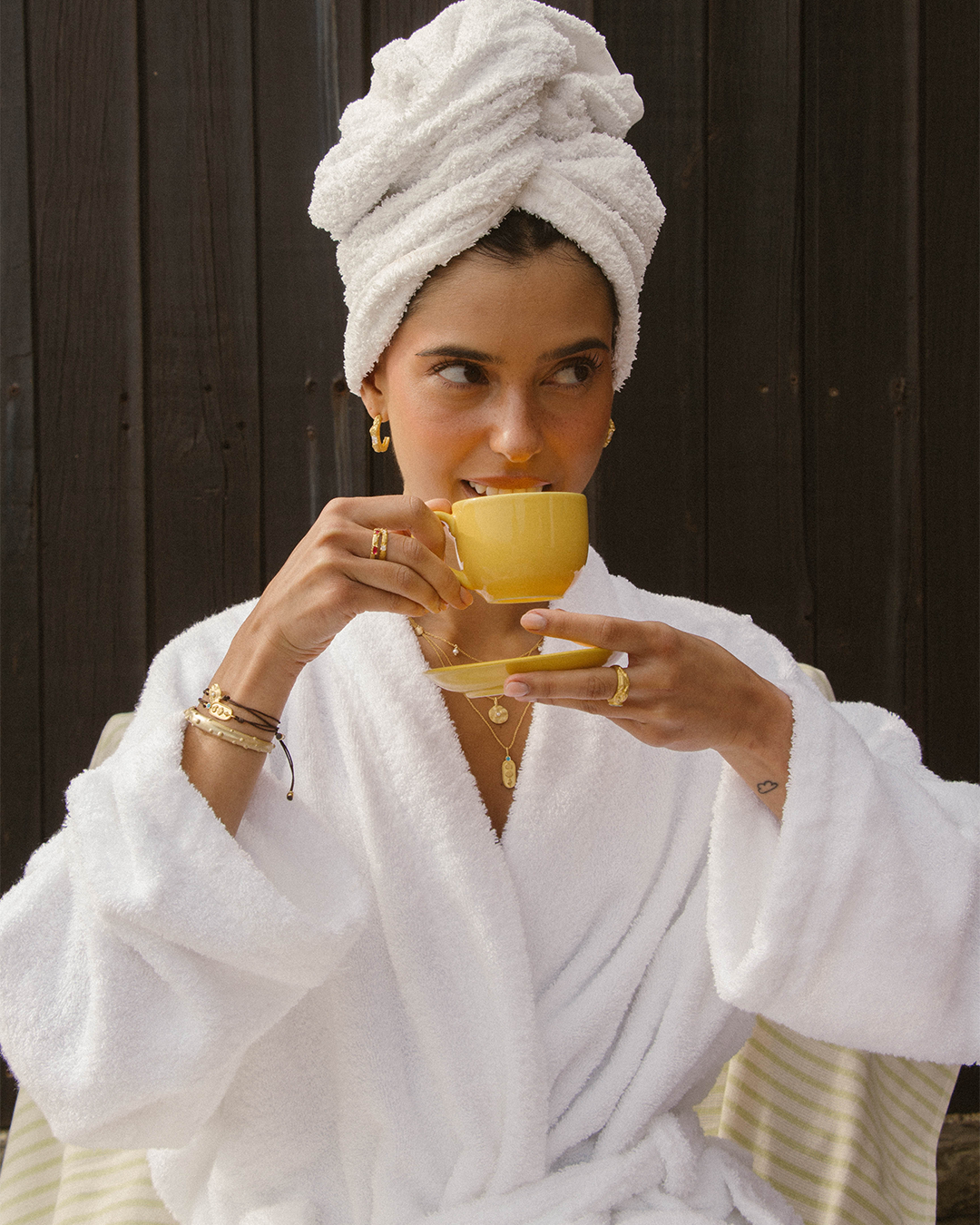 Colar com pingente em prata 925 com banho de ouro 18k e zircónia cúbica em modelo.