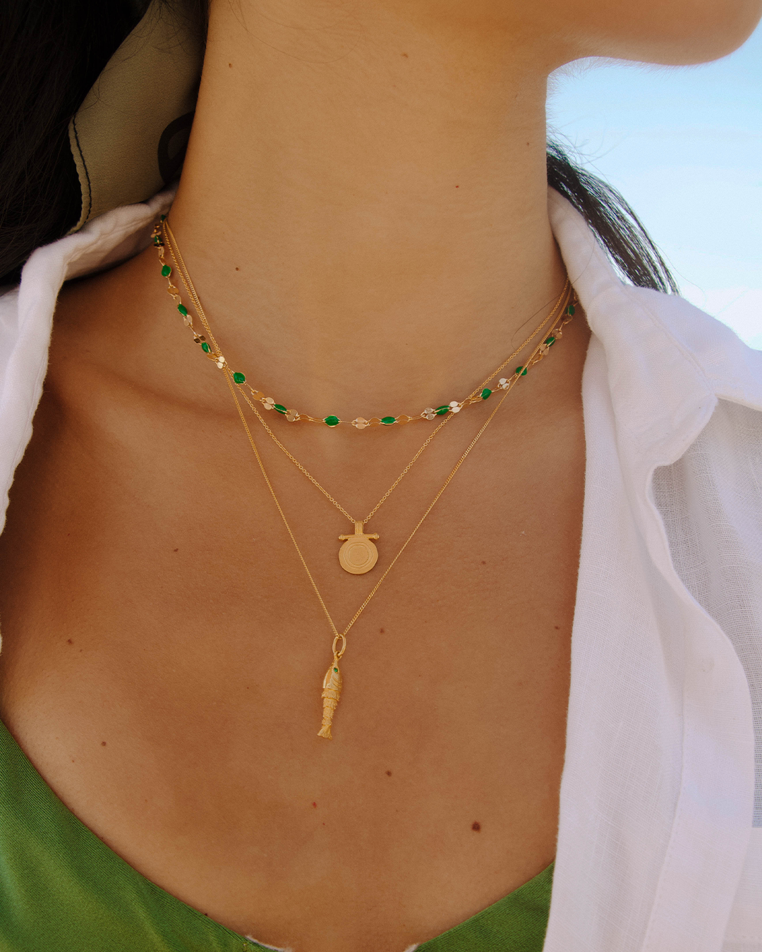 Colar com medalha em prata 925 com banho de ouro 18K em modelo.