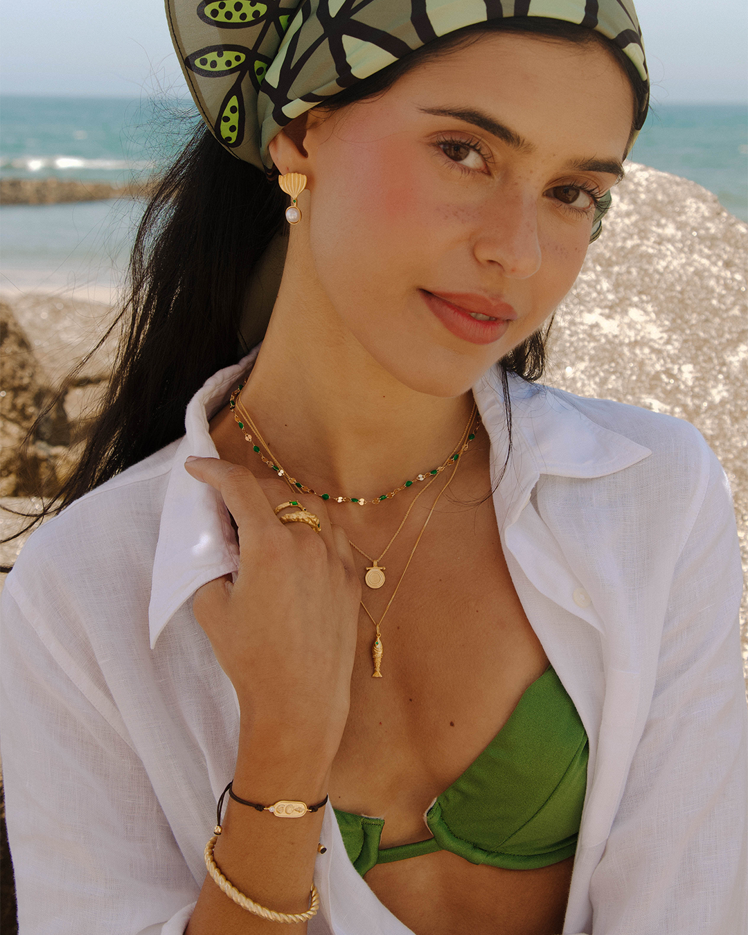 Colar com peixe em prata 925 com banho de ouro 18K e zircónias cúbicas em modelo.