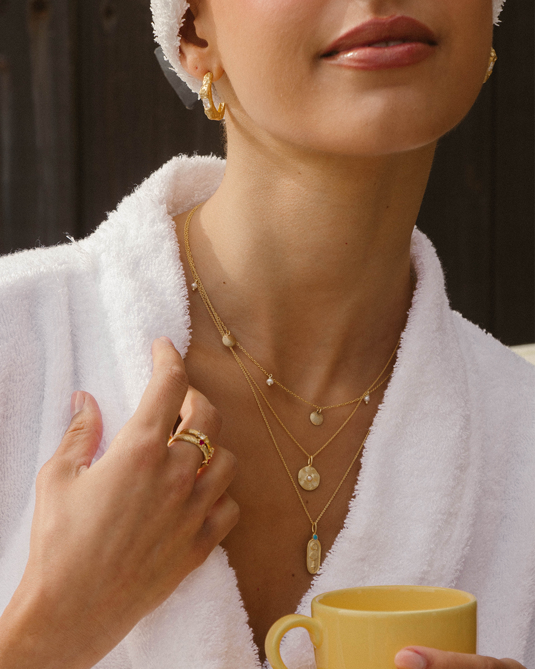 Colar com pingente em prata 925 com banho de ouro 18k e zircónia cúbica em modelo.