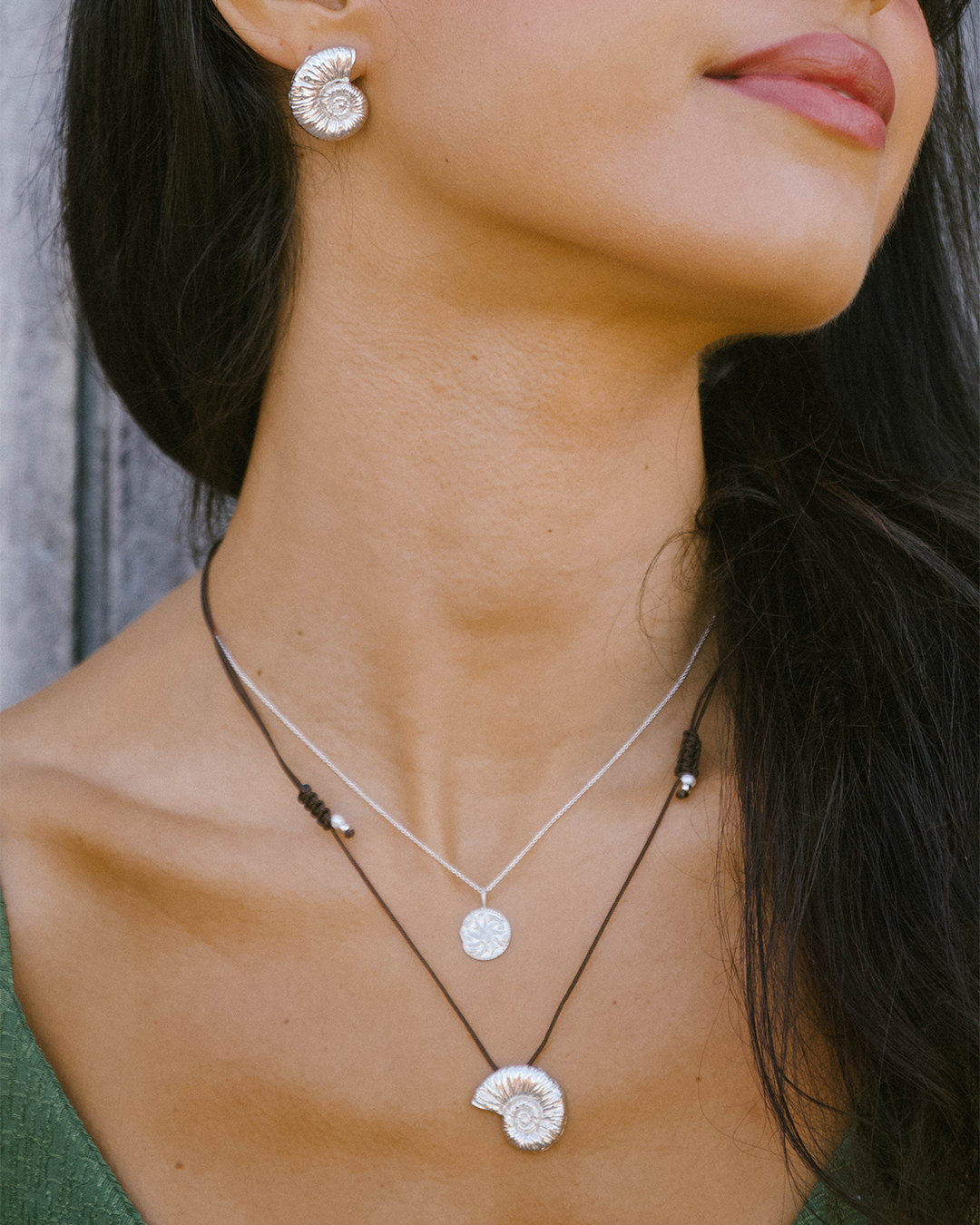 Colar com pingente em prata 925 com banho de ródio em modelo.