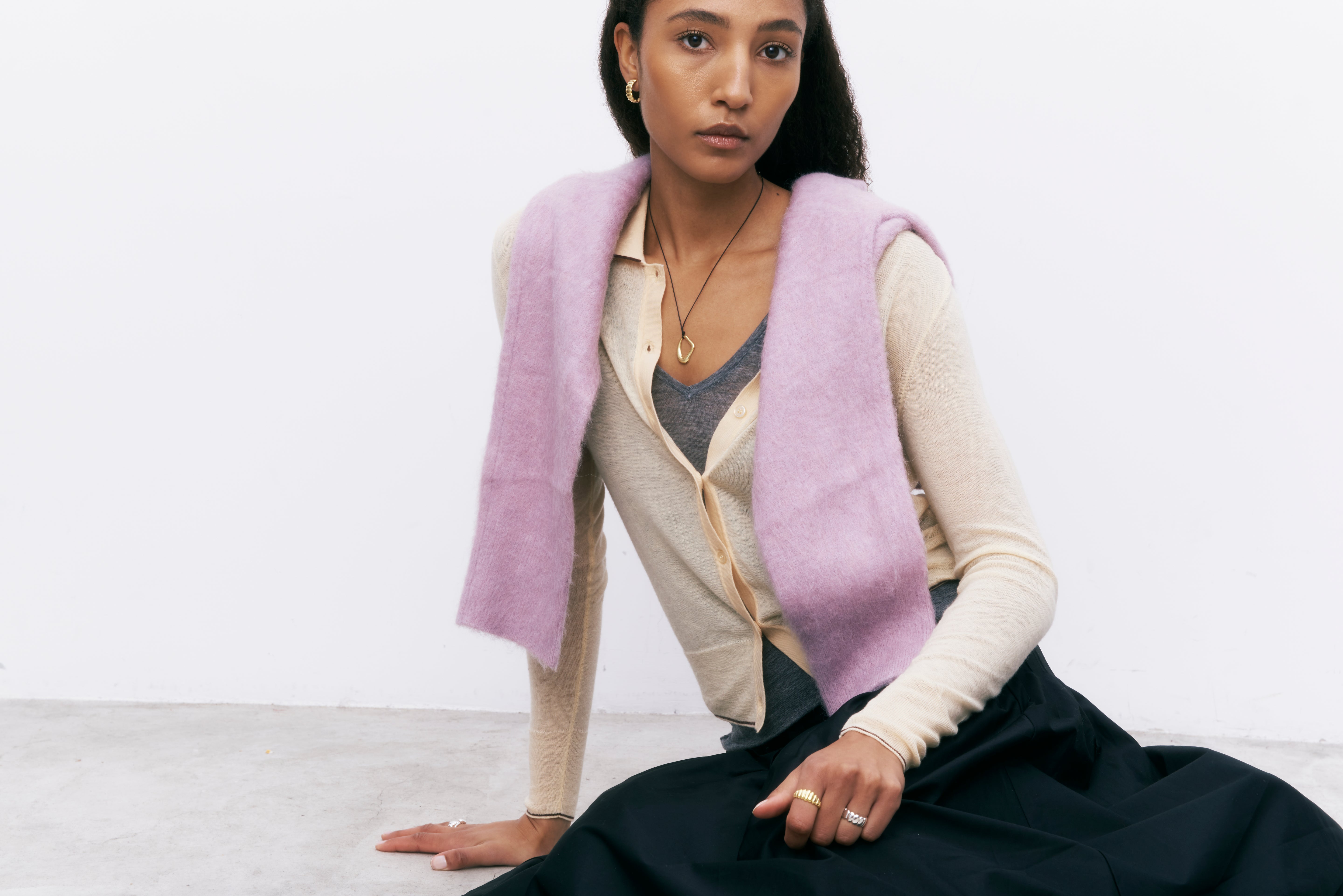 Modelo com joias MESH em prata 925 com banho de ouro 18K ou ródio.