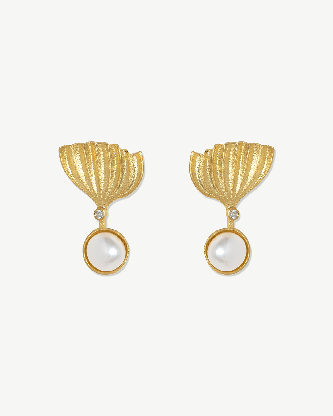 Brincos statement em prata 925 com banho de ouro 18K, zrcónias cúbicas e pérola.