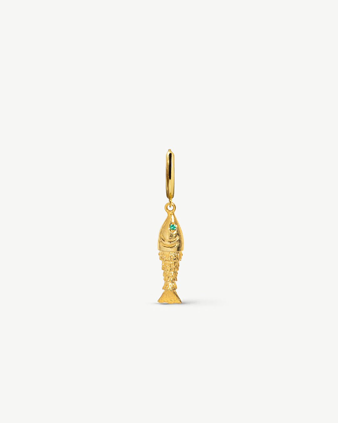 Argola singular com pendente peixe em prata 925 com banho de ouro 18K e zircónia cúbica verde.