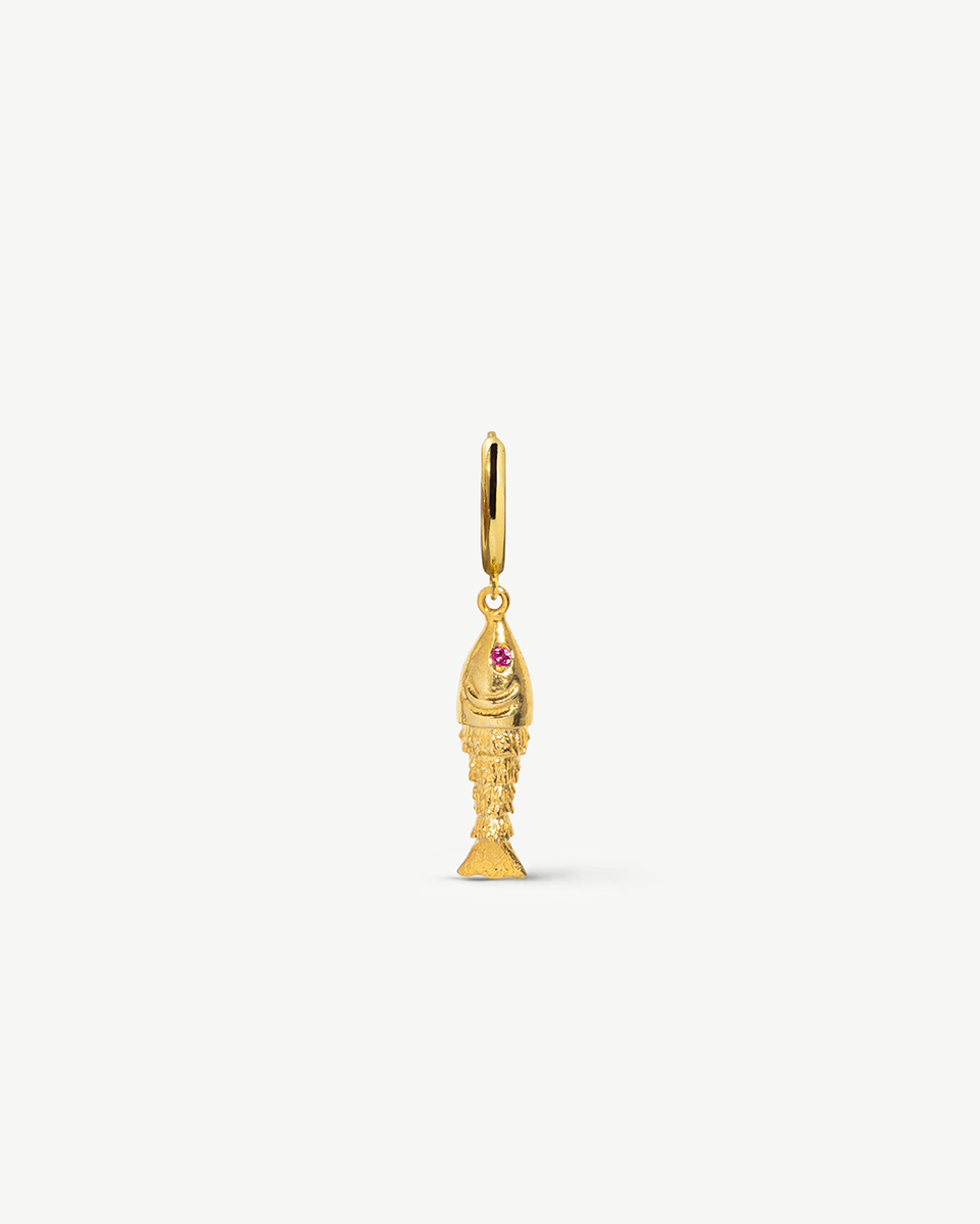 Argola singular com peixe em prata dourada 925 - MESH Jewelry