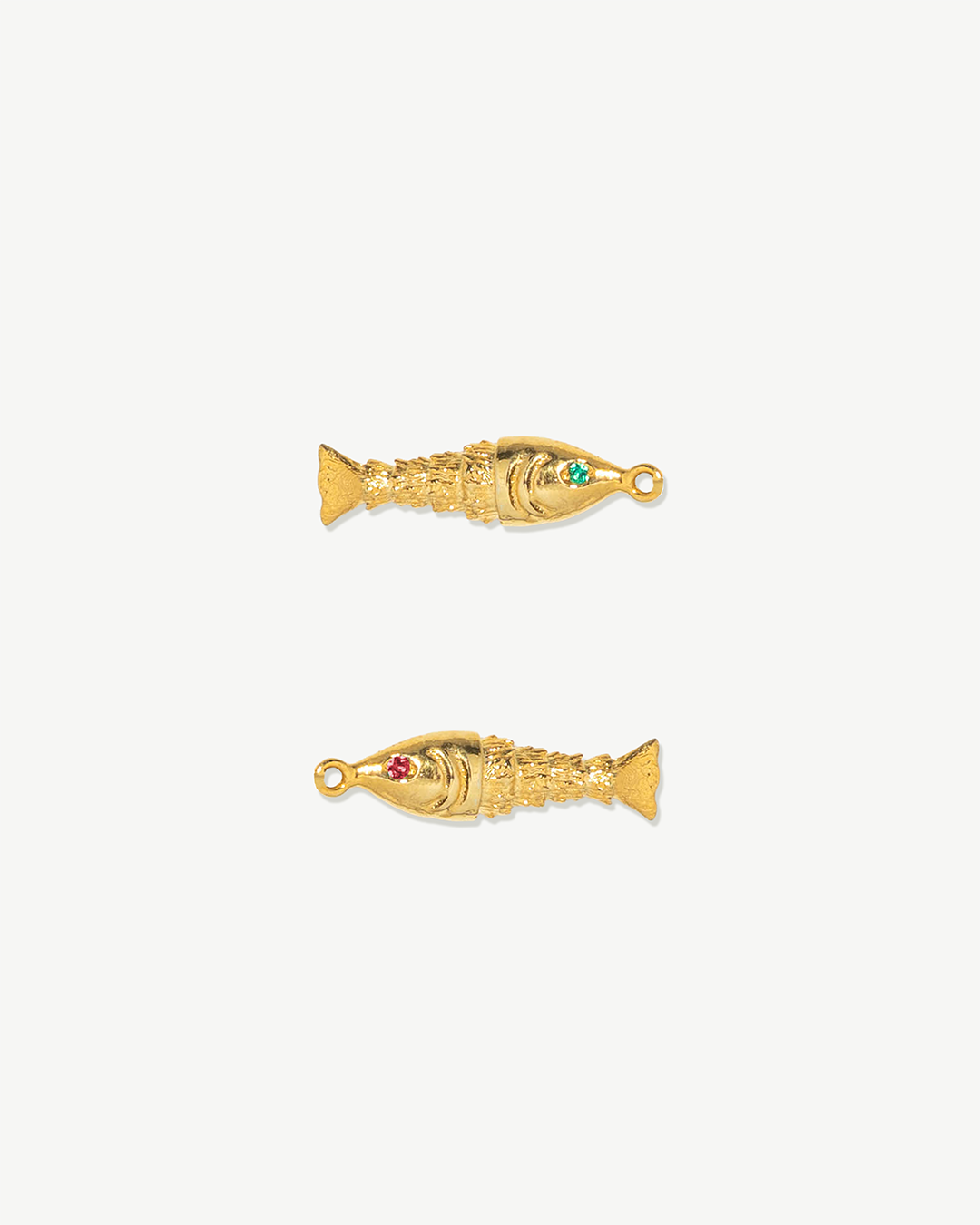 Colar com peixe em prata 925 com banho de ouro 18K e zircónias cúbicas.