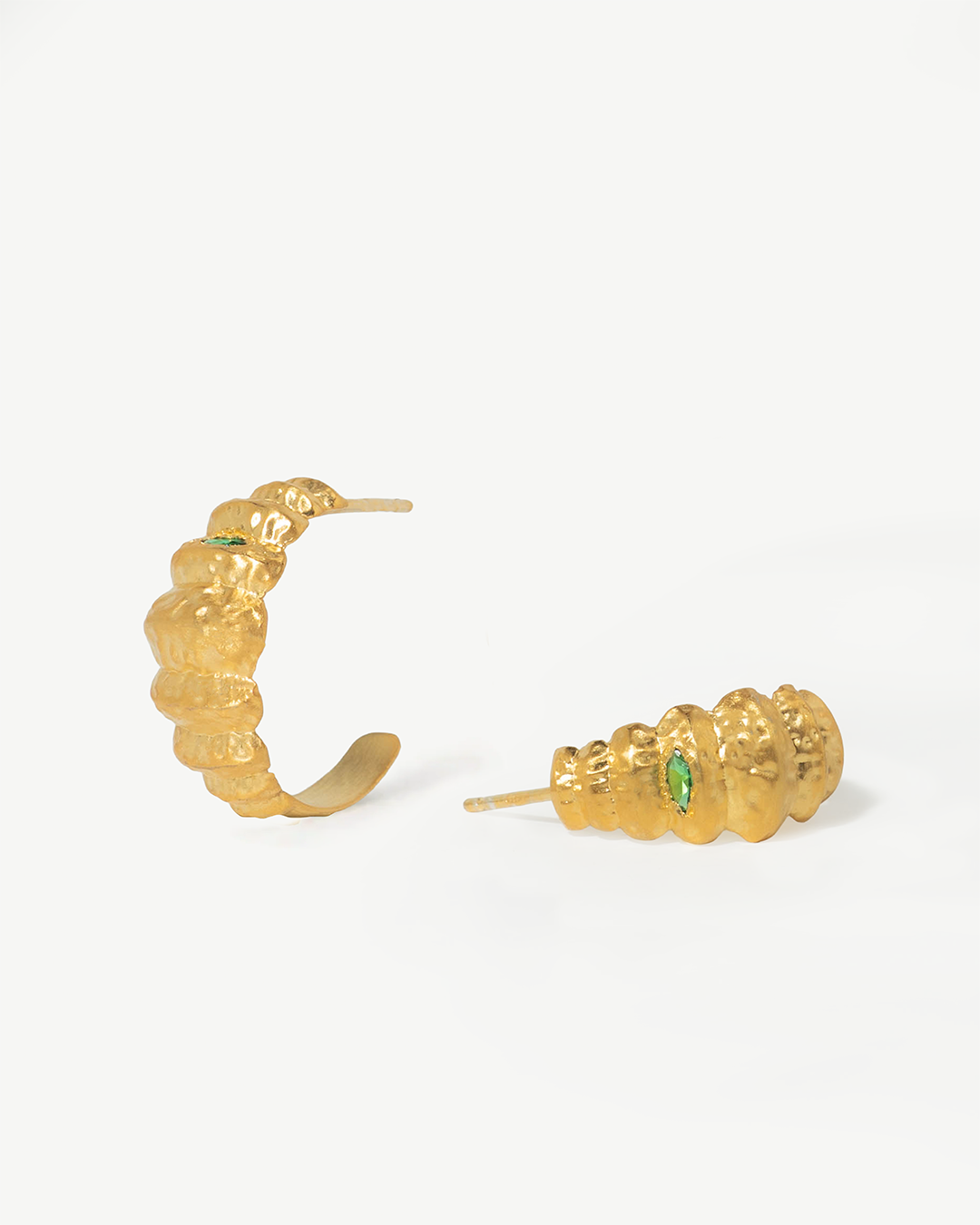 Argolas texturizadas em prata 925 com banho de ouro 18K e zircónias cúbicas verde.