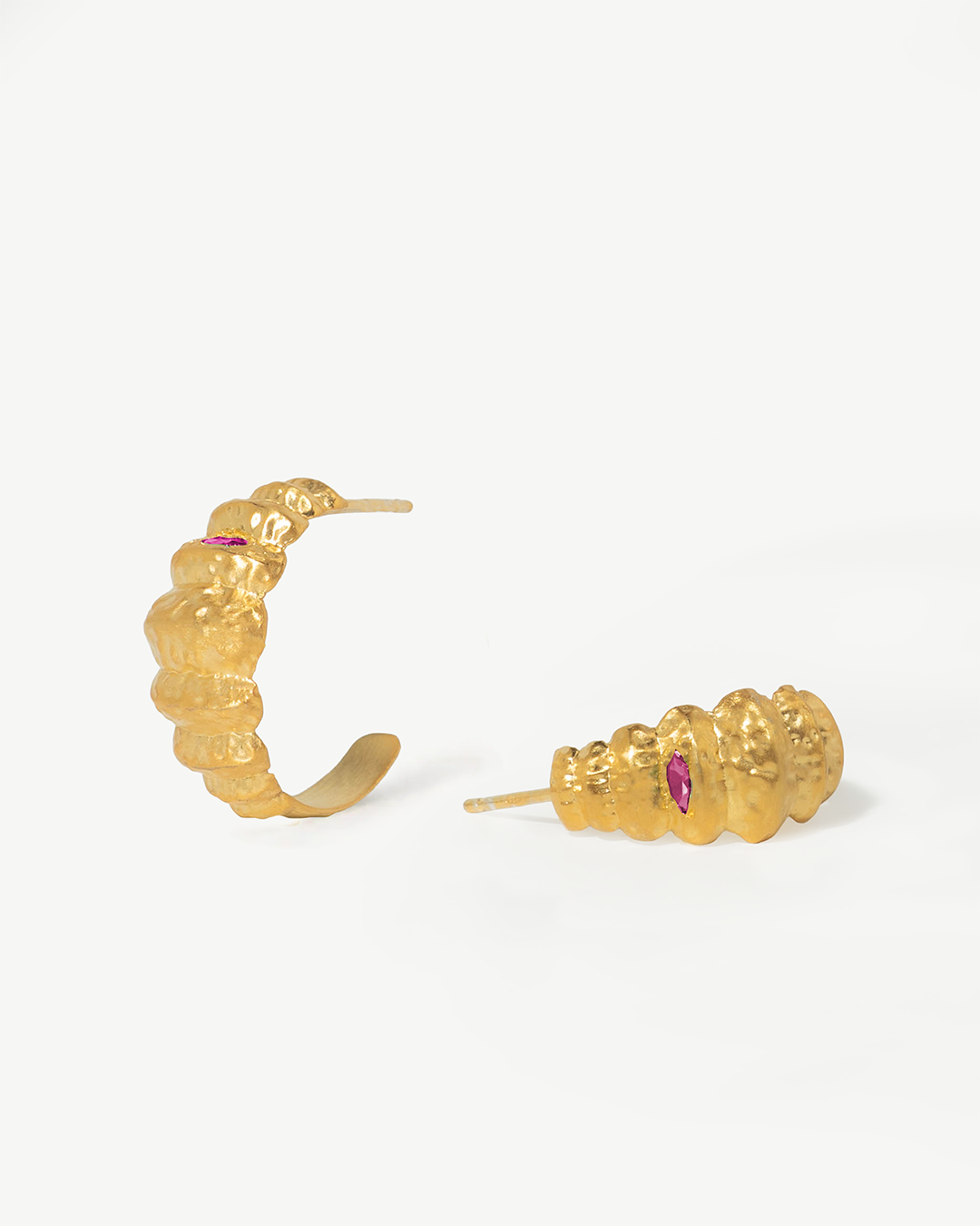 Argolas texturizadas em prata 925 com banho de ouro 18K e zircónias cúbicas rosa.