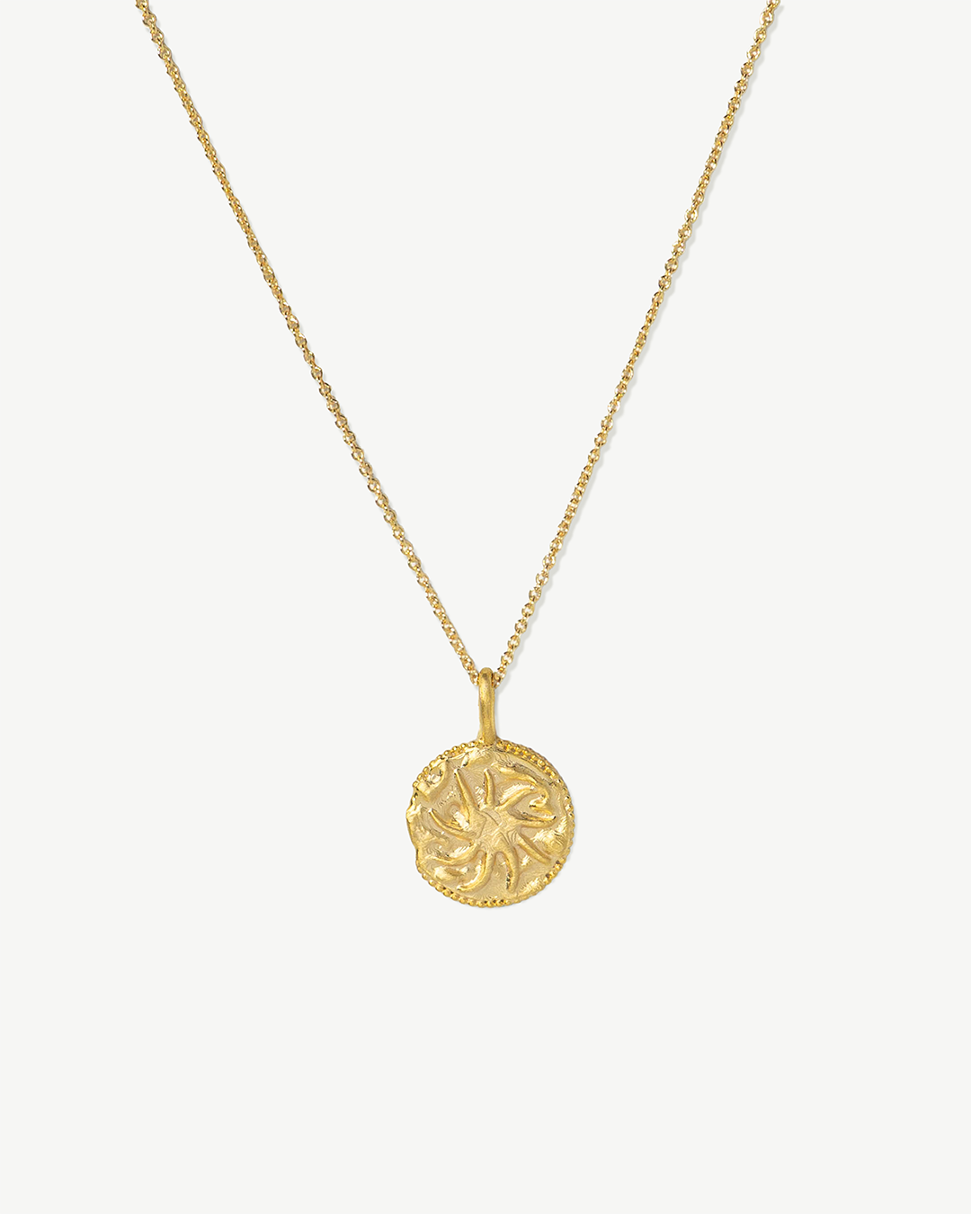 Colar com pingente em prata 925 com banho de ouro 18K.