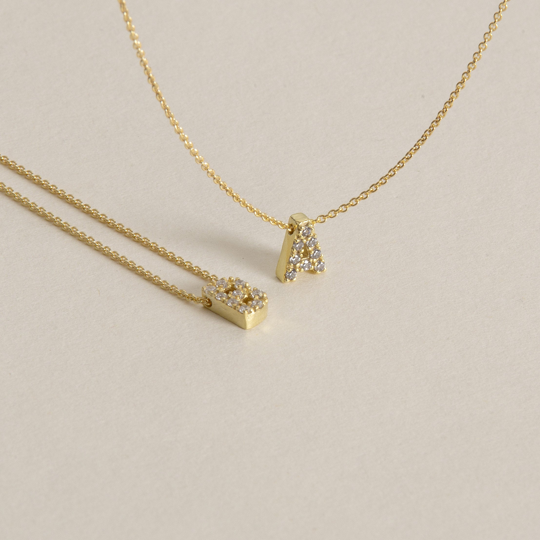 Colar letra inicial em prata