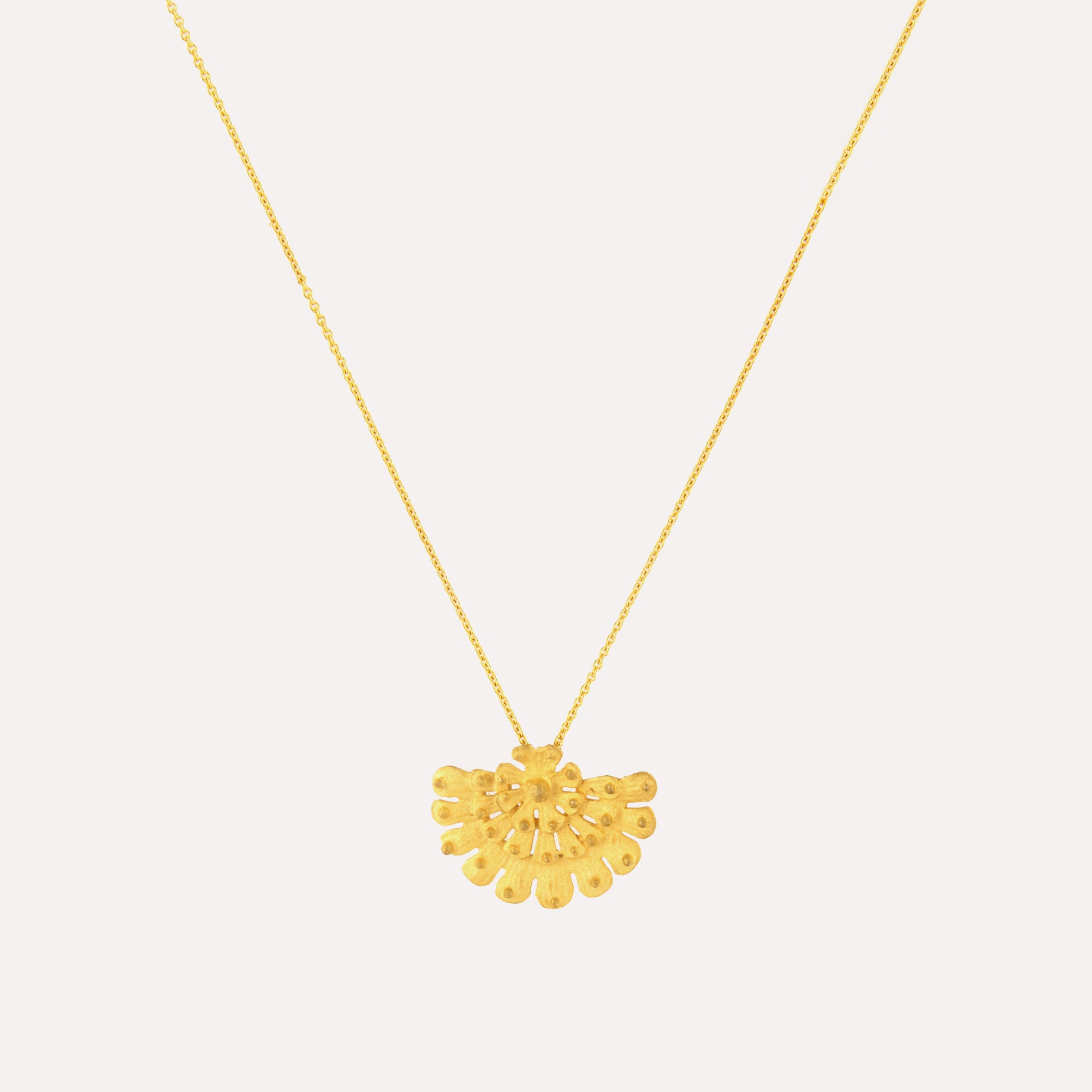 Colar com pendente etnico em prata dourada