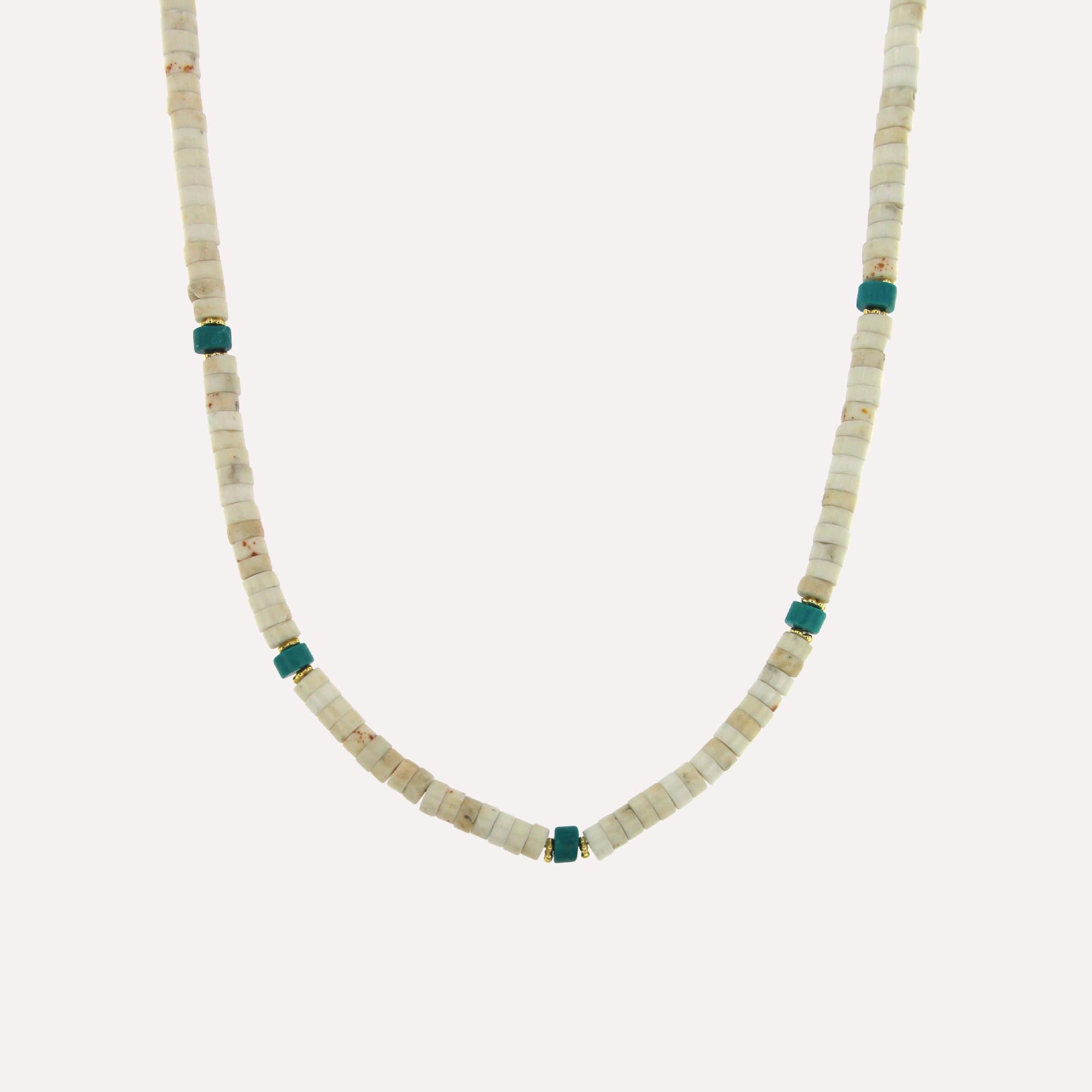 Colar com pedras coloridas