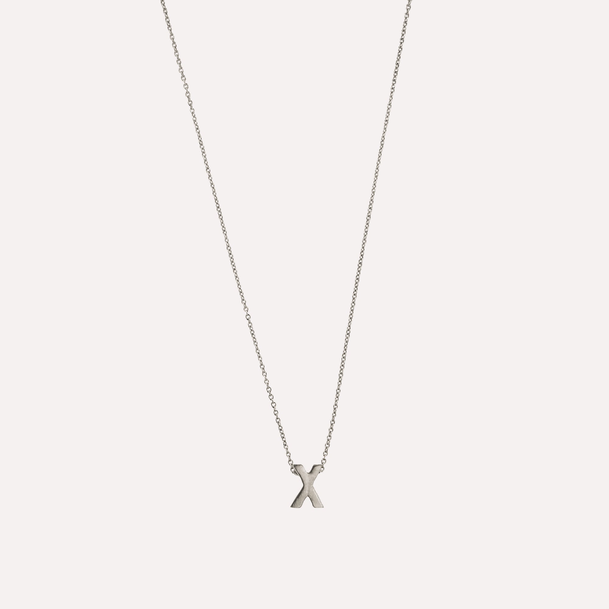 Colar letra inicial em prata