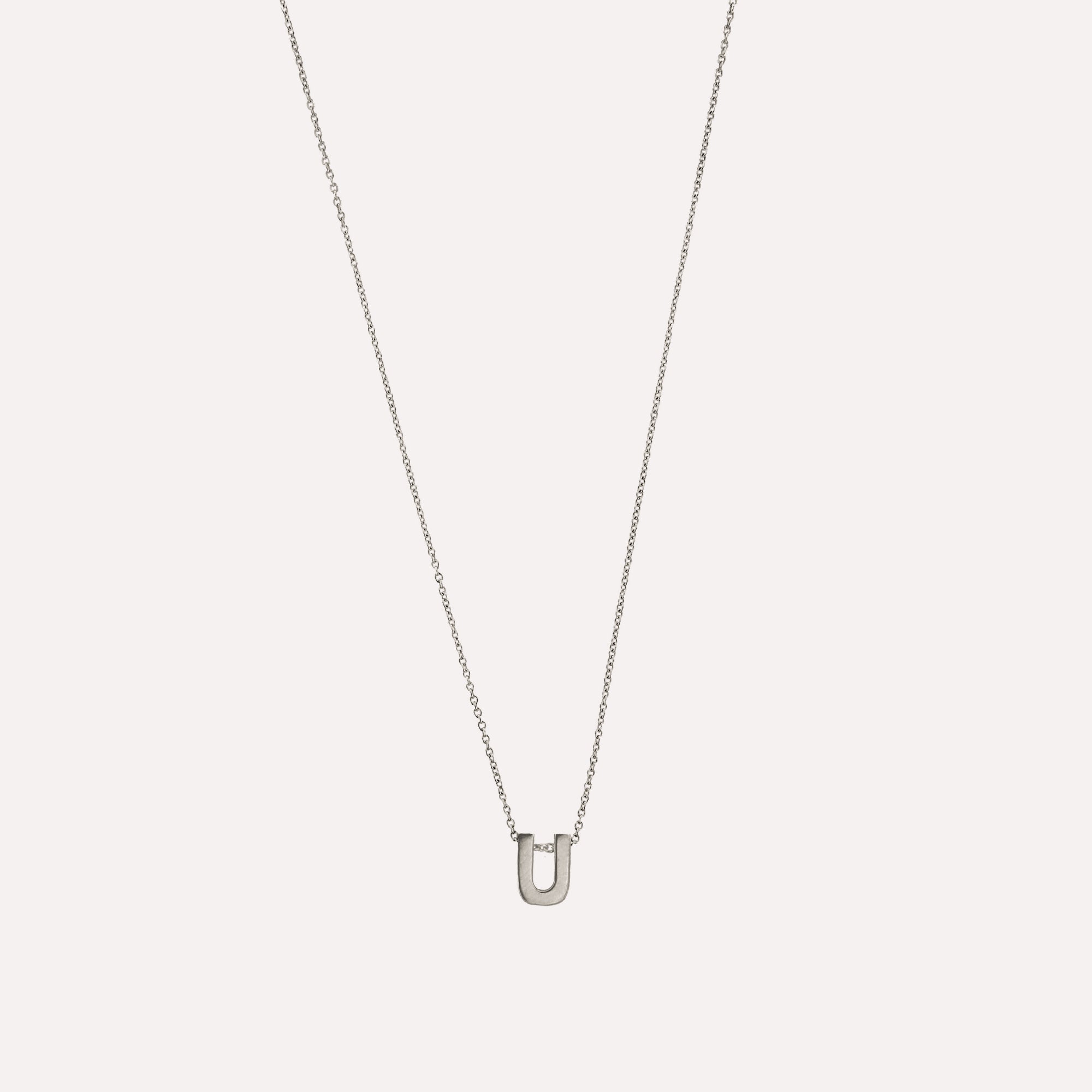 Colar letra inicial em prata