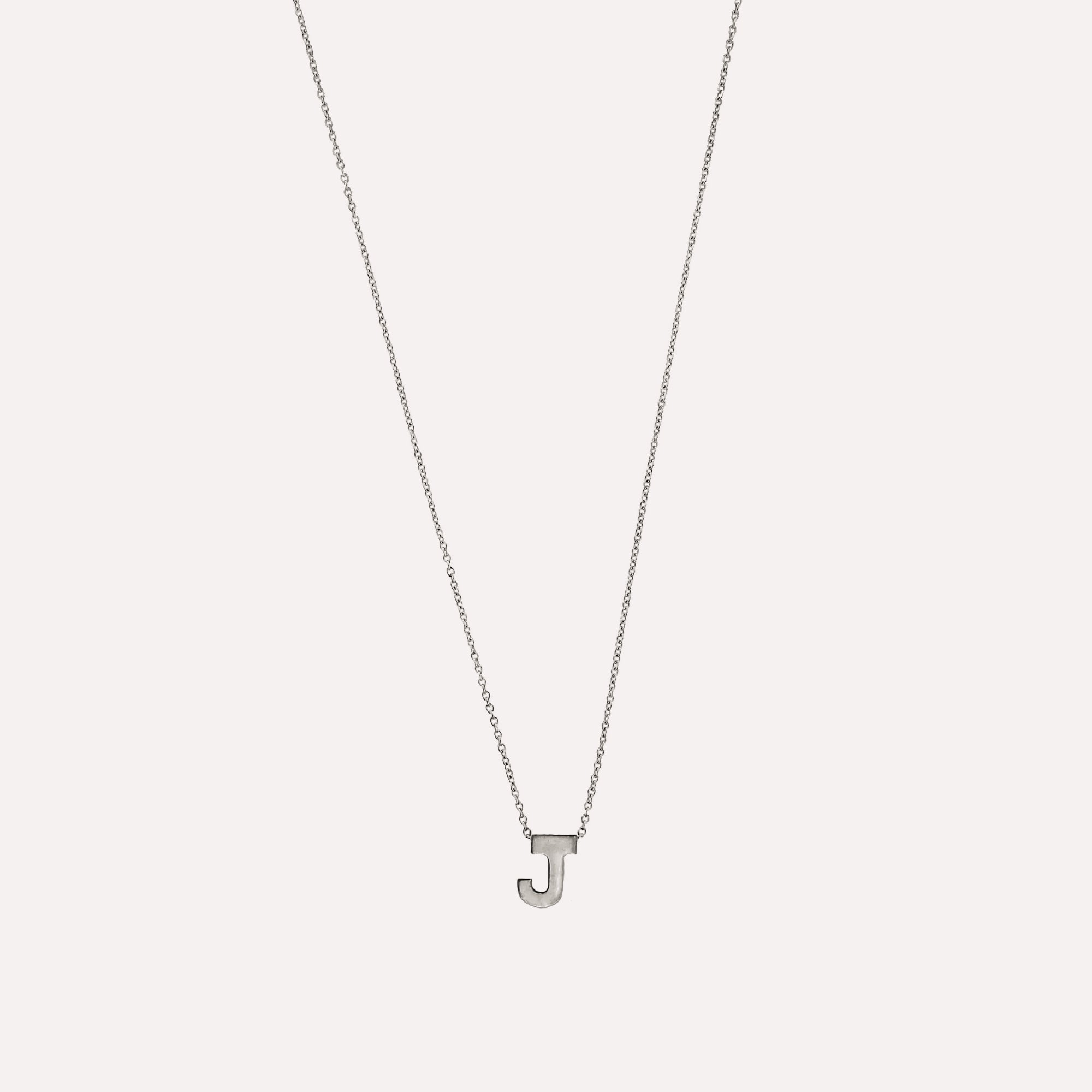 Colar letra inicial em prata