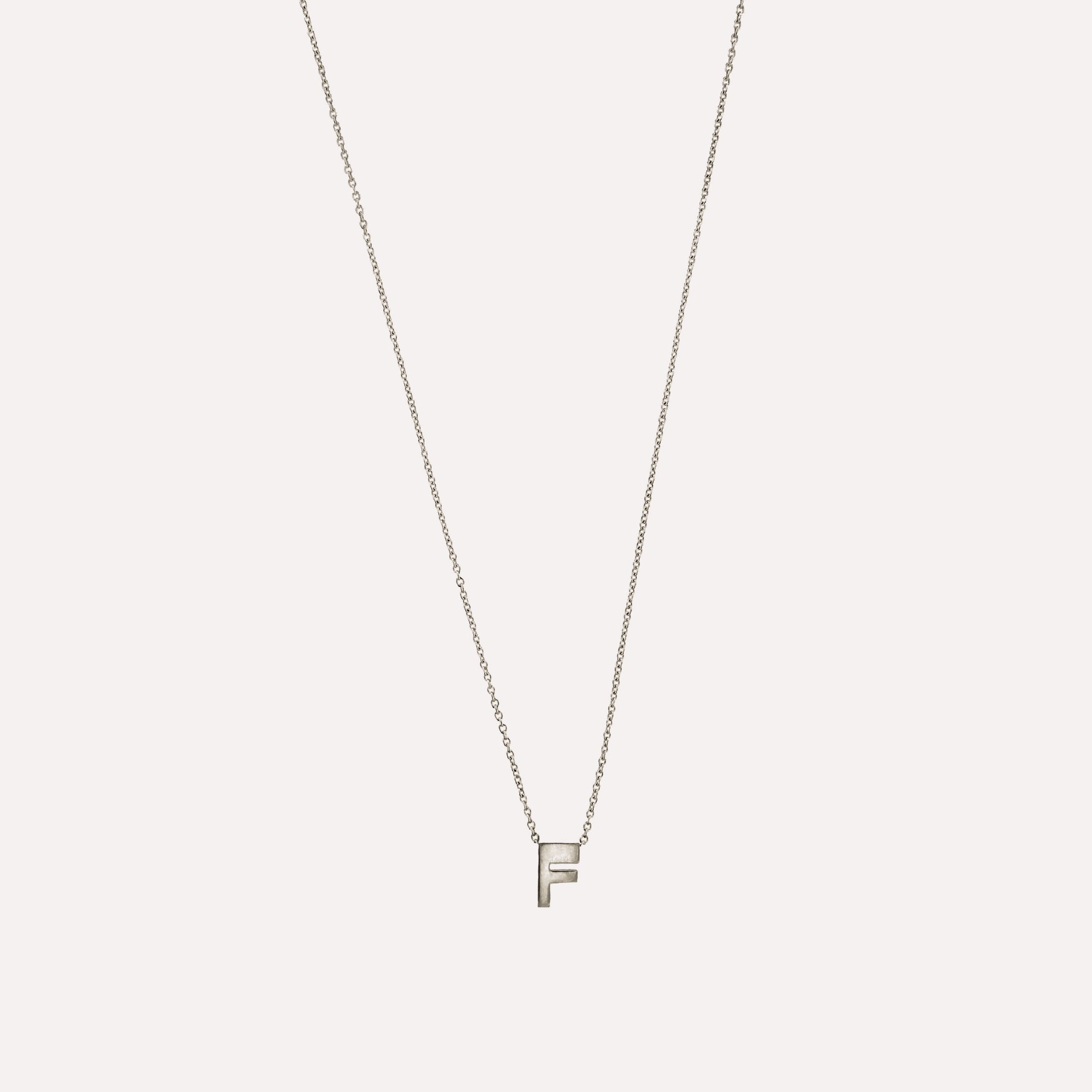 Colar letra inicial em prata