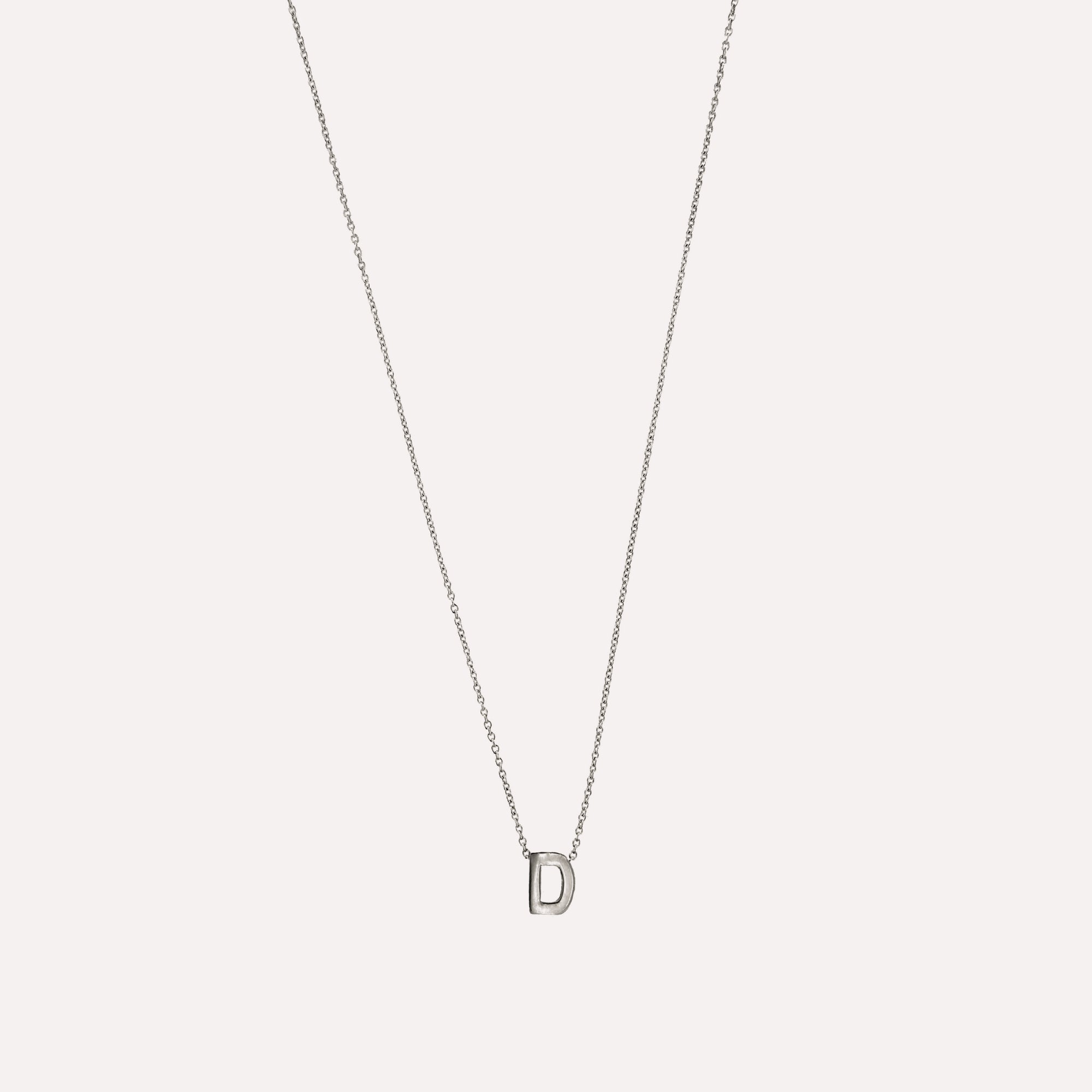 Colar letra inicial em prata