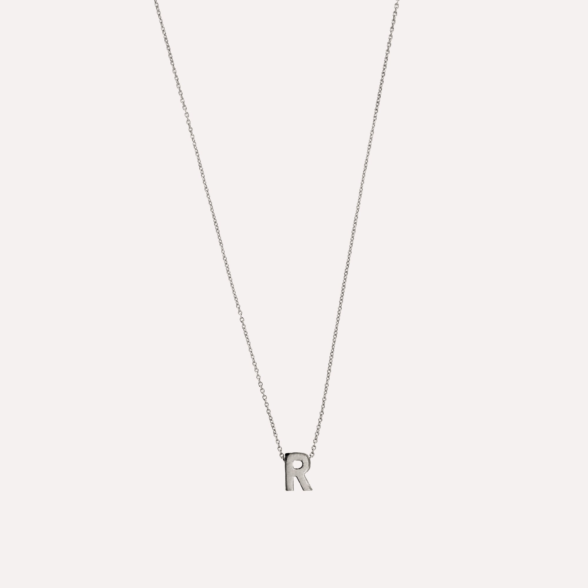 Colar letra inicial em prata